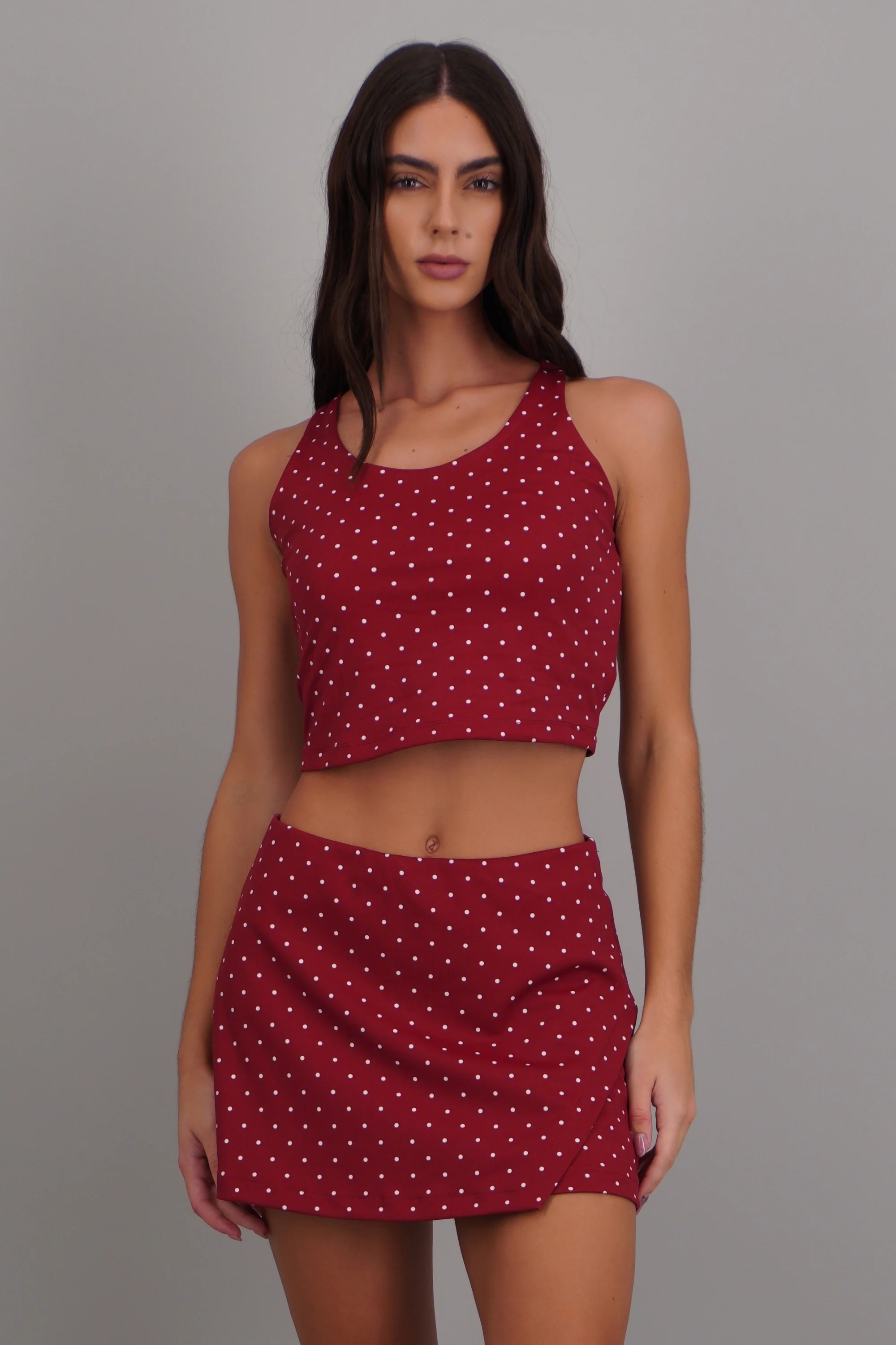 Top deportivo espalda cruzada polka dots