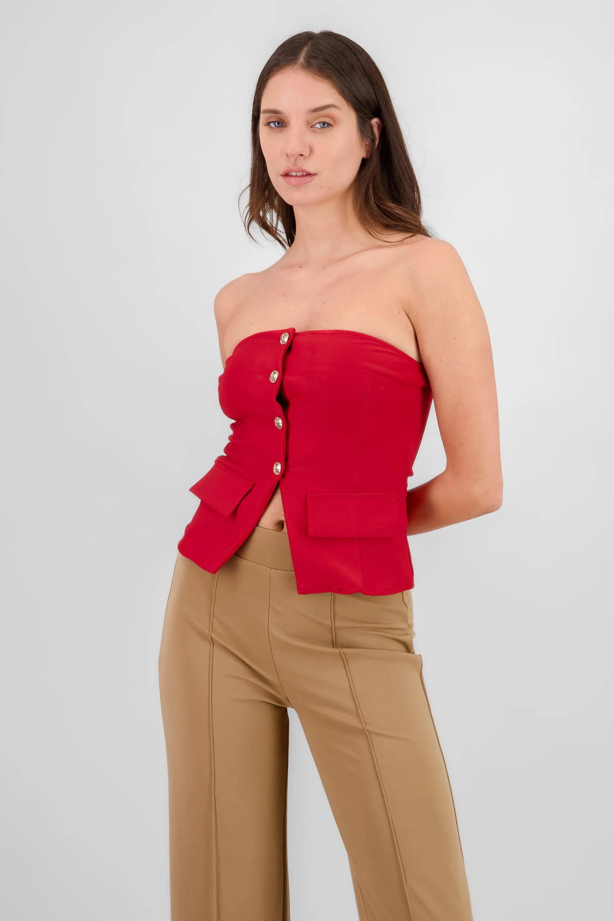 Top formal con bolsas y accentos de botones