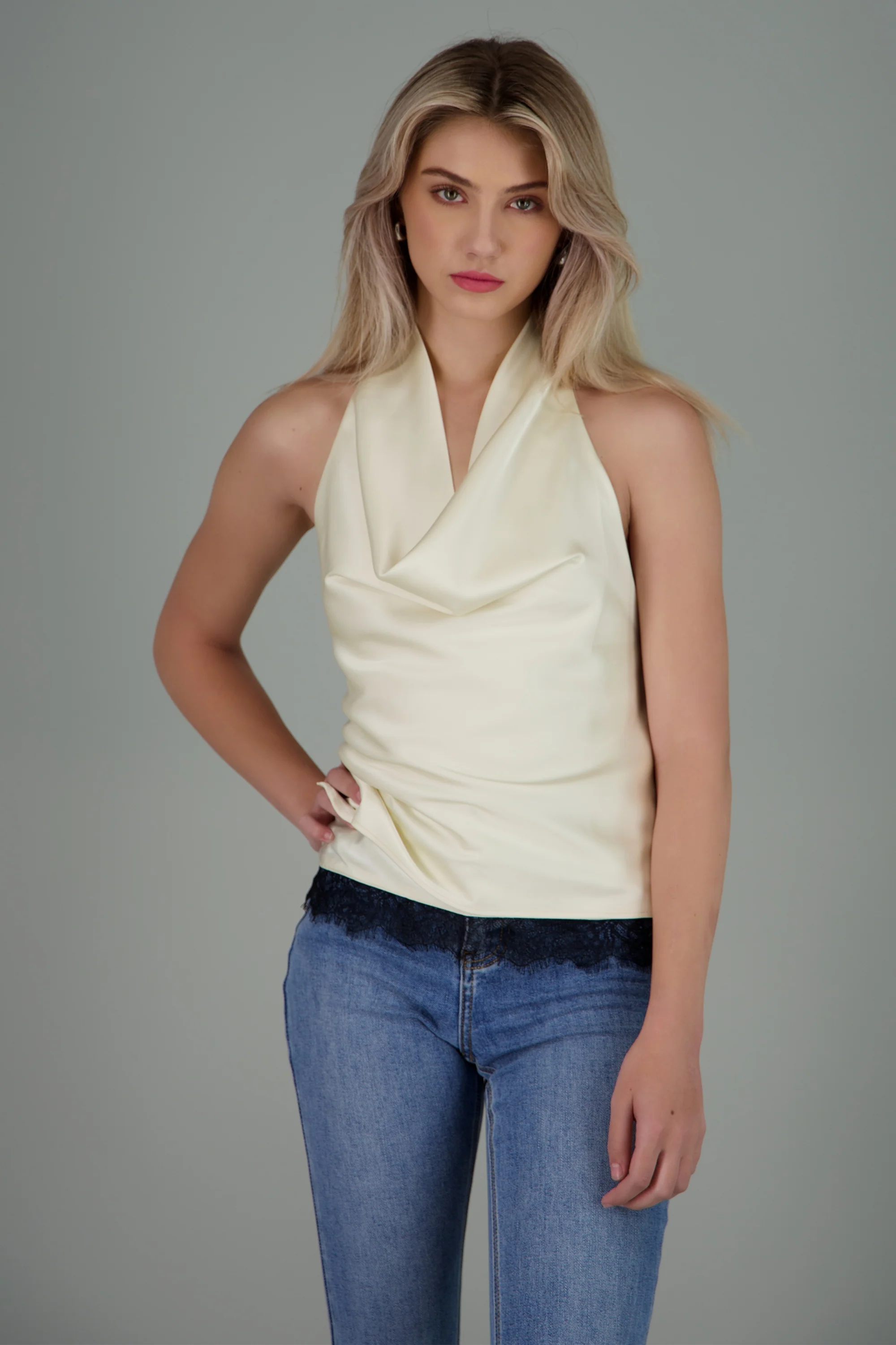 Top halter satinado con detalle de encaje - Image 3