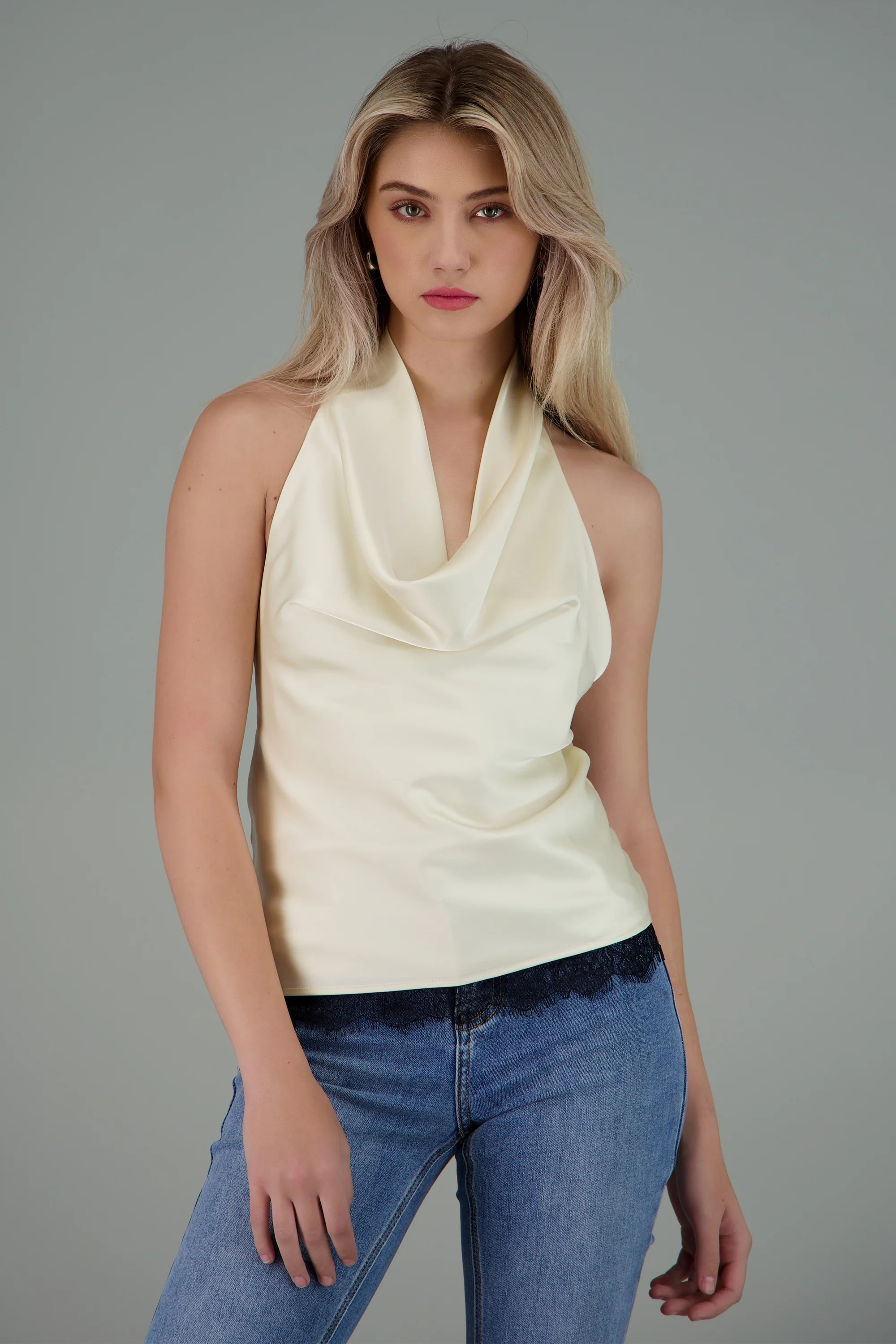 Top halter satinado con detalle de encaje - Image 4