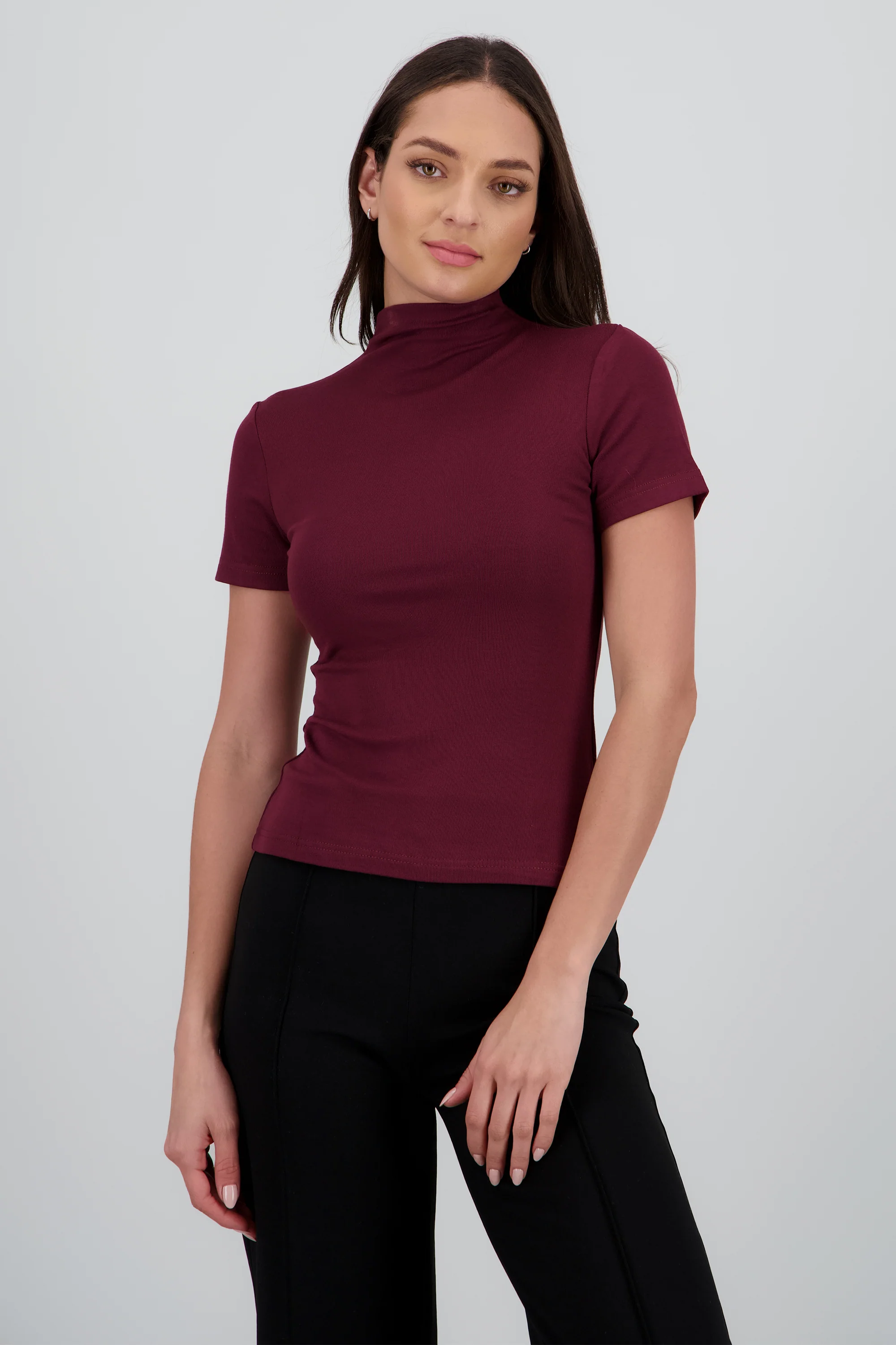 Top manga corta liso cuello alto