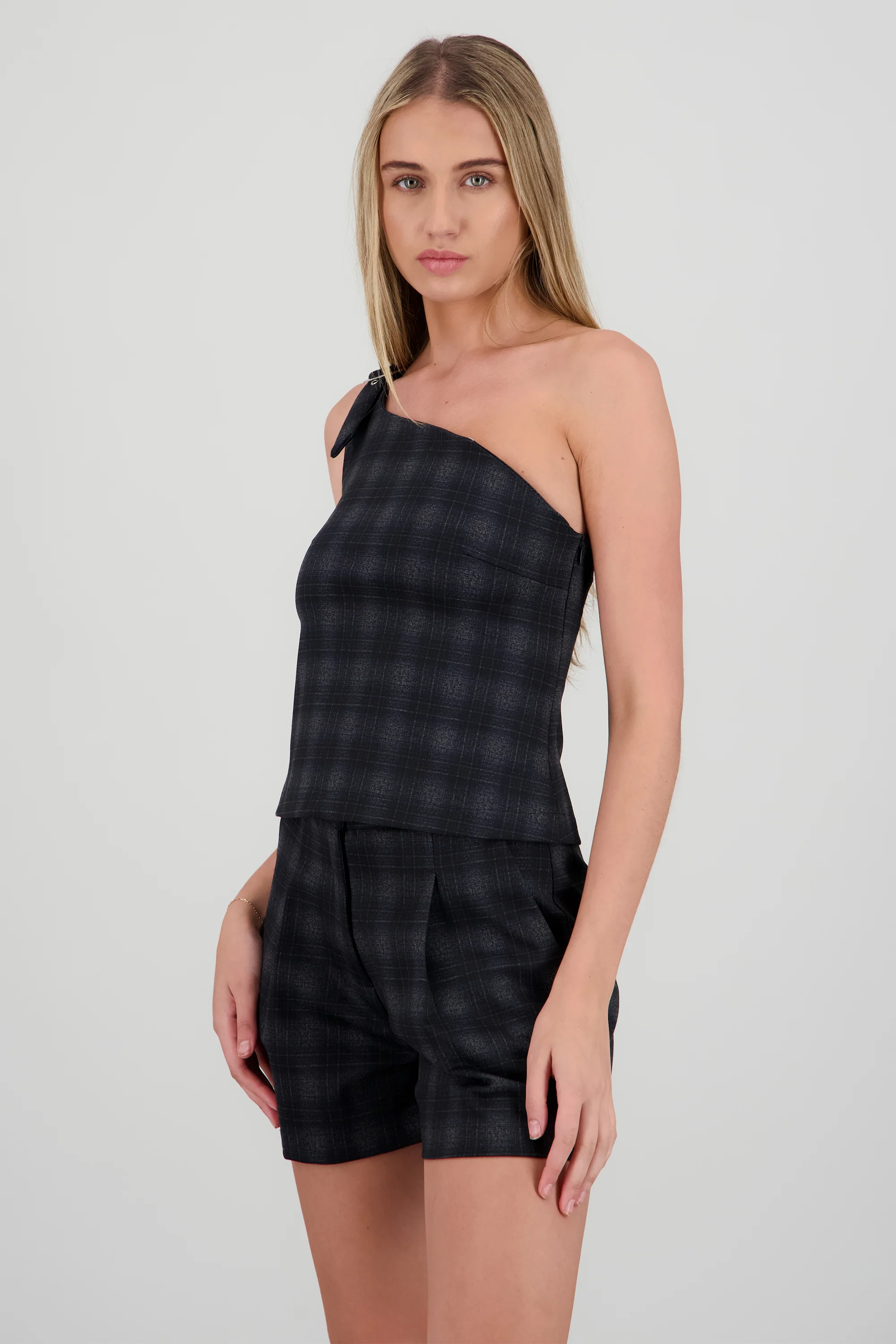 Top one shoulder con hebilla estampado cuadros