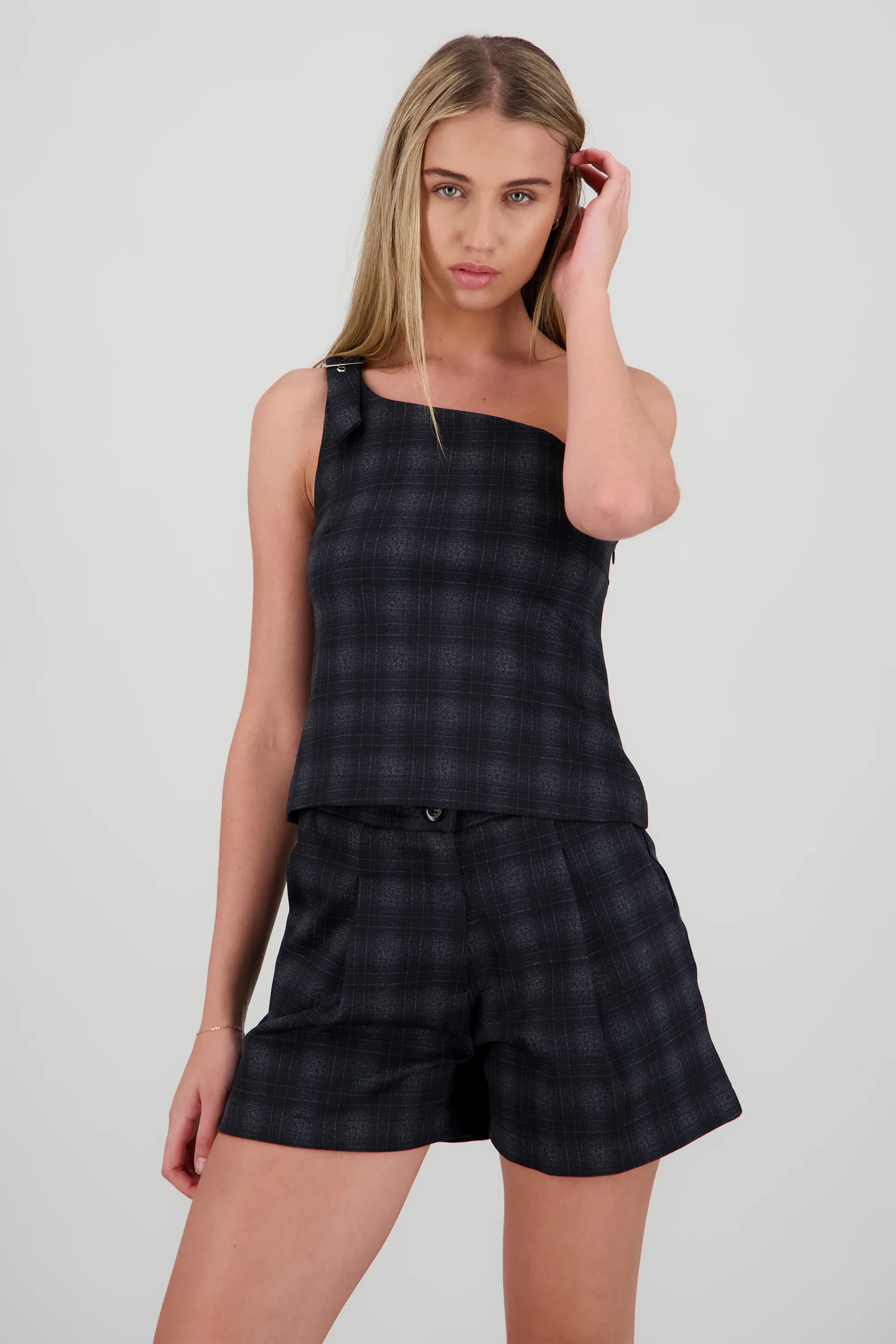Top one shoulder con hebilla estampado cuadros - Image 2