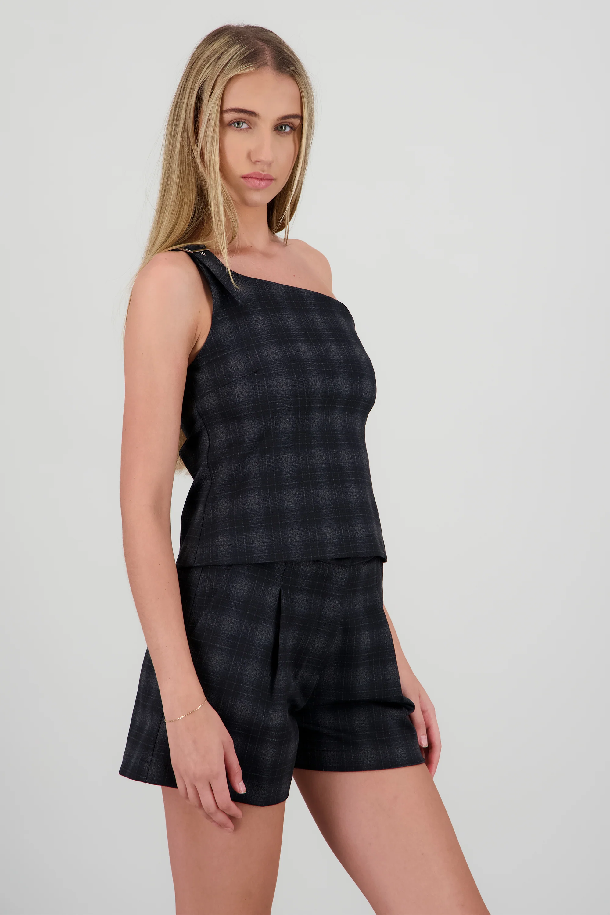Top one shoulder con hebilla estampado cuadros - Image 3