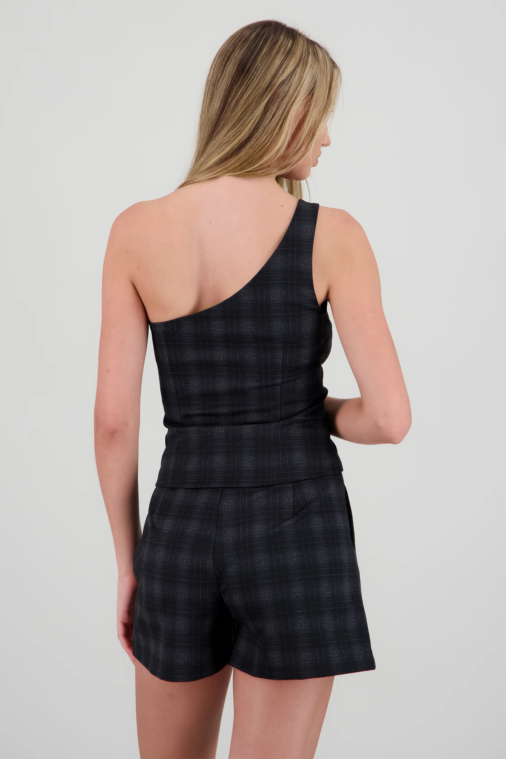 Top one shoulder con hebilla estampado cuadros - Image 4