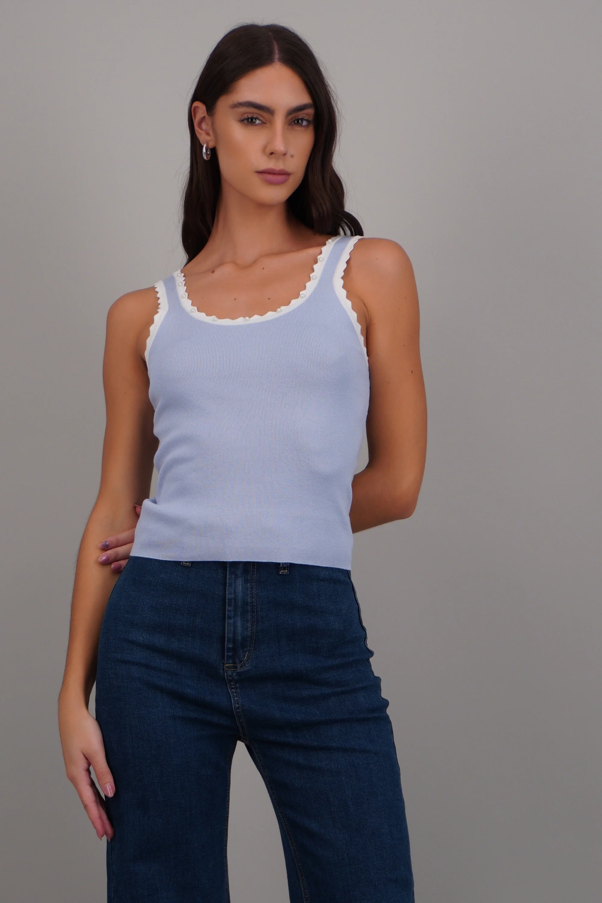 Top rib detalle perlas escote