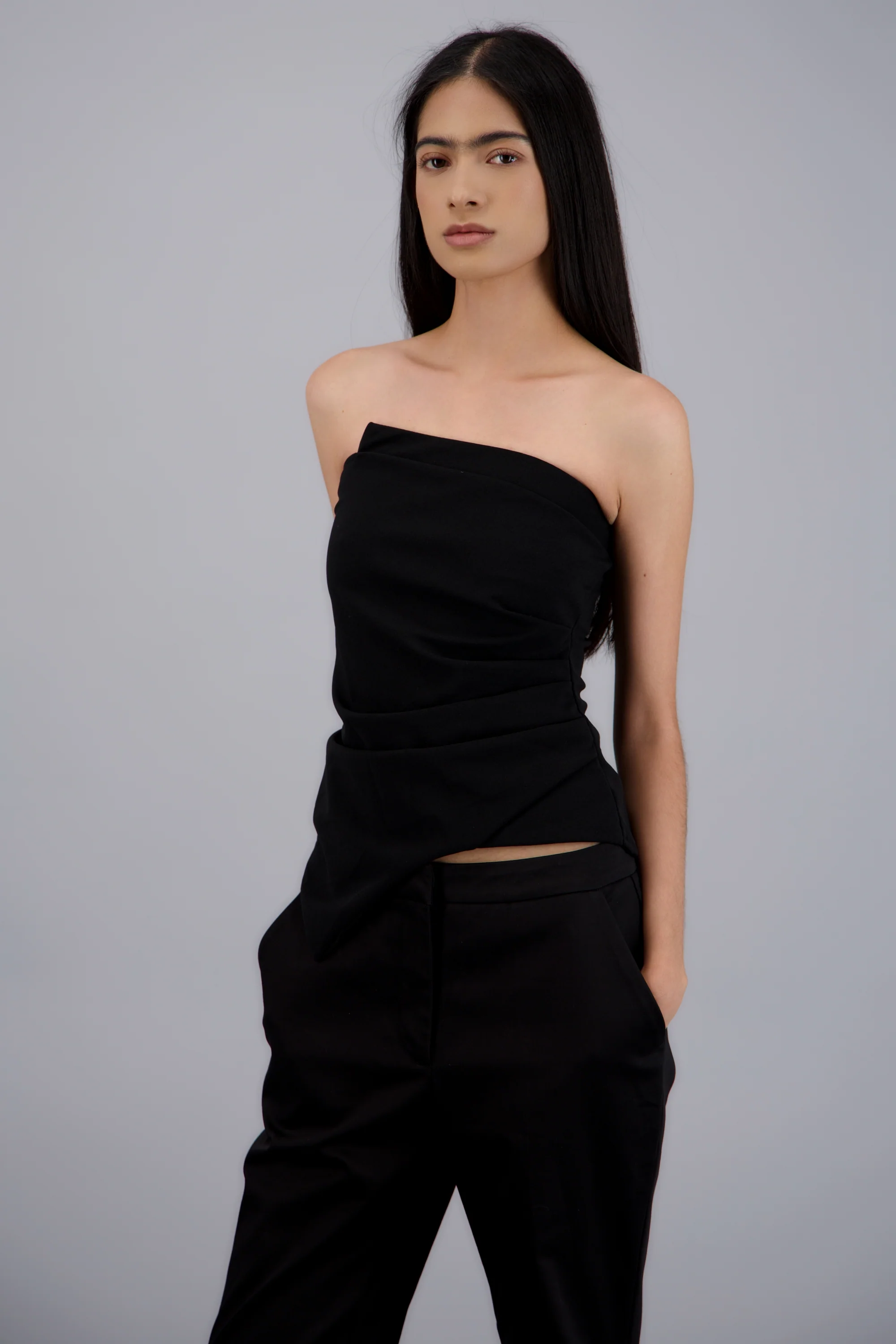 Top strapless asimetrico frunce - Image 2