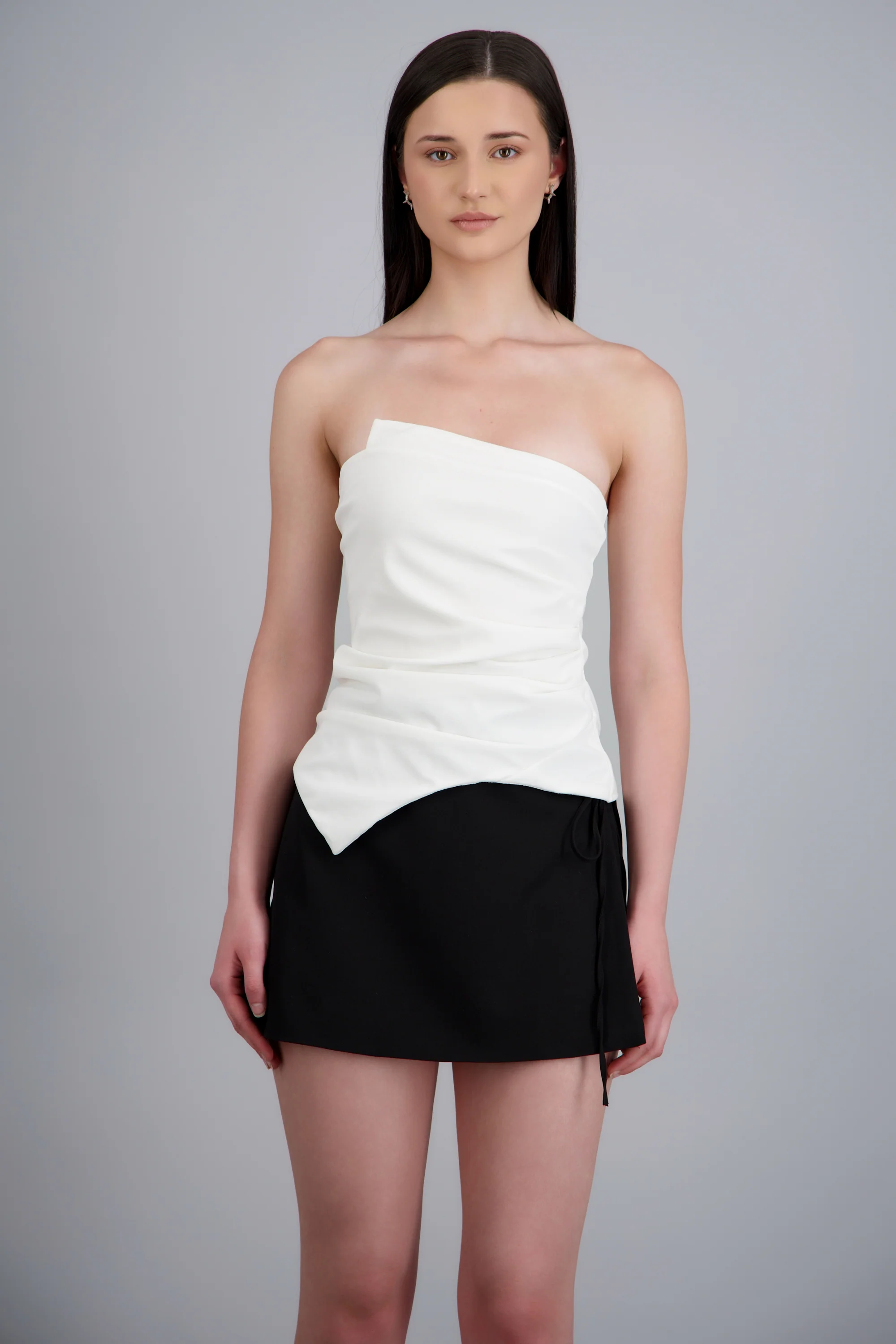 Top strapless asimetrico frunce - Image 3