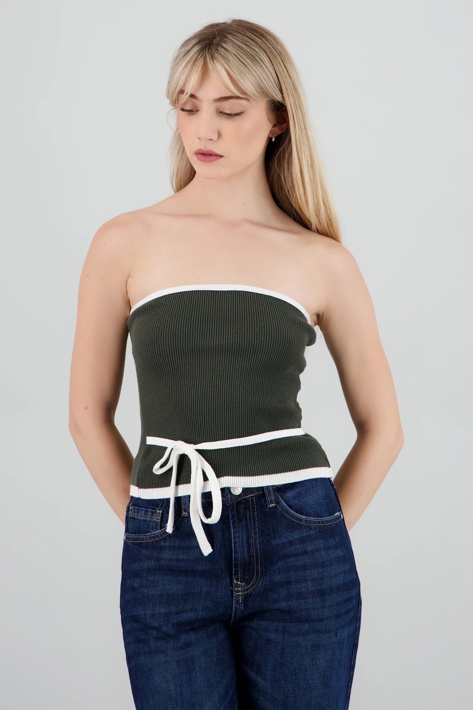 Top strapless detalle moño contraste