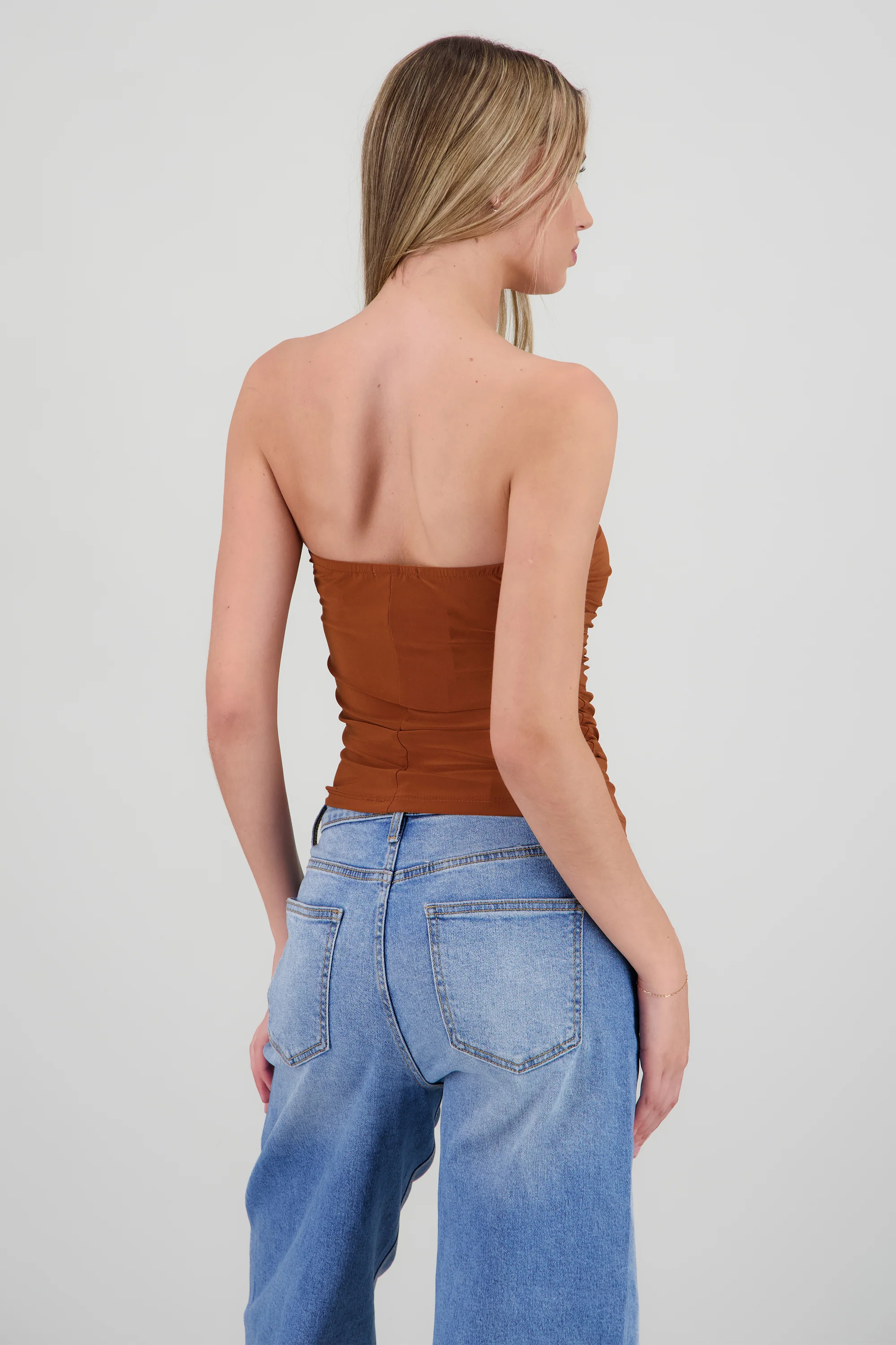 Top strapless drapeado detalle escote - Image 4