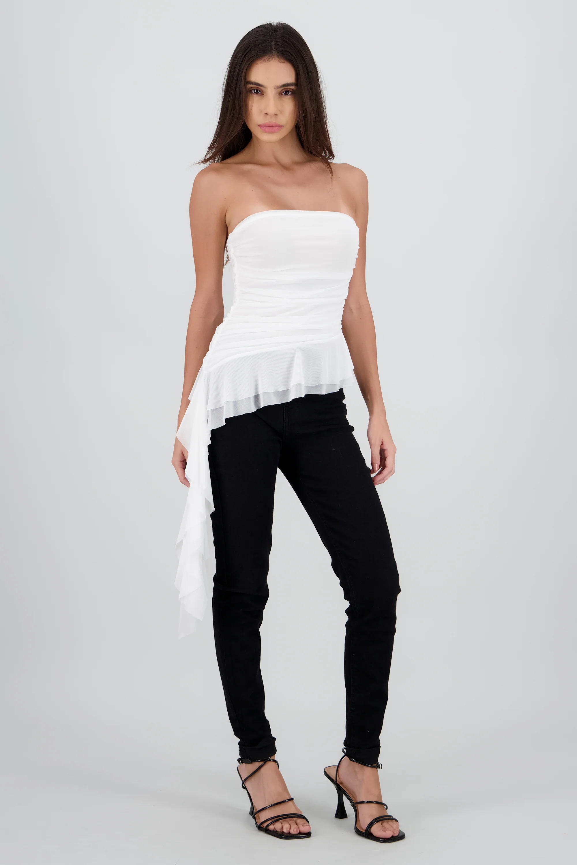 Top strapless olan en costado