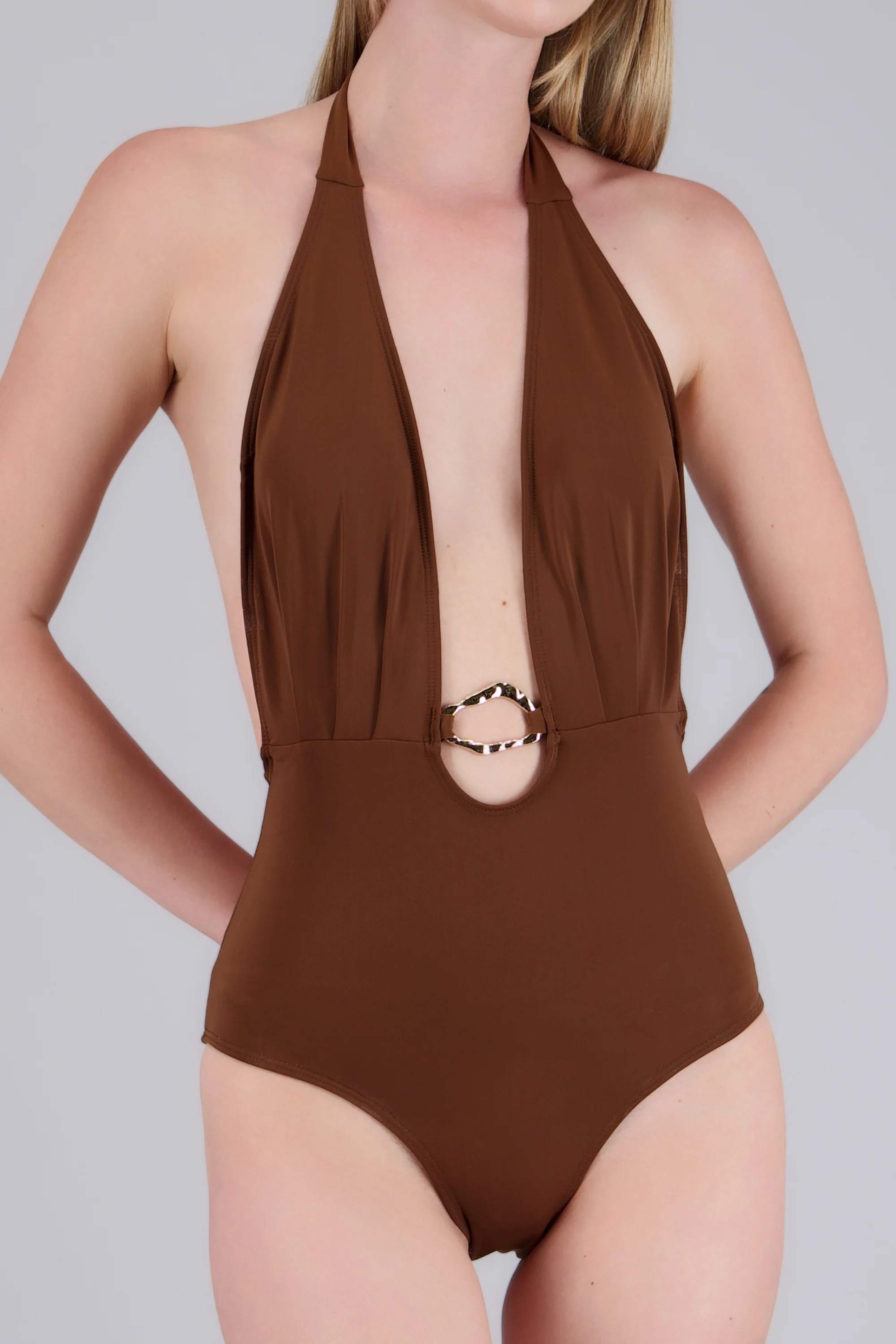 Traje de baño escote porfundo detalle argolla - Image 5