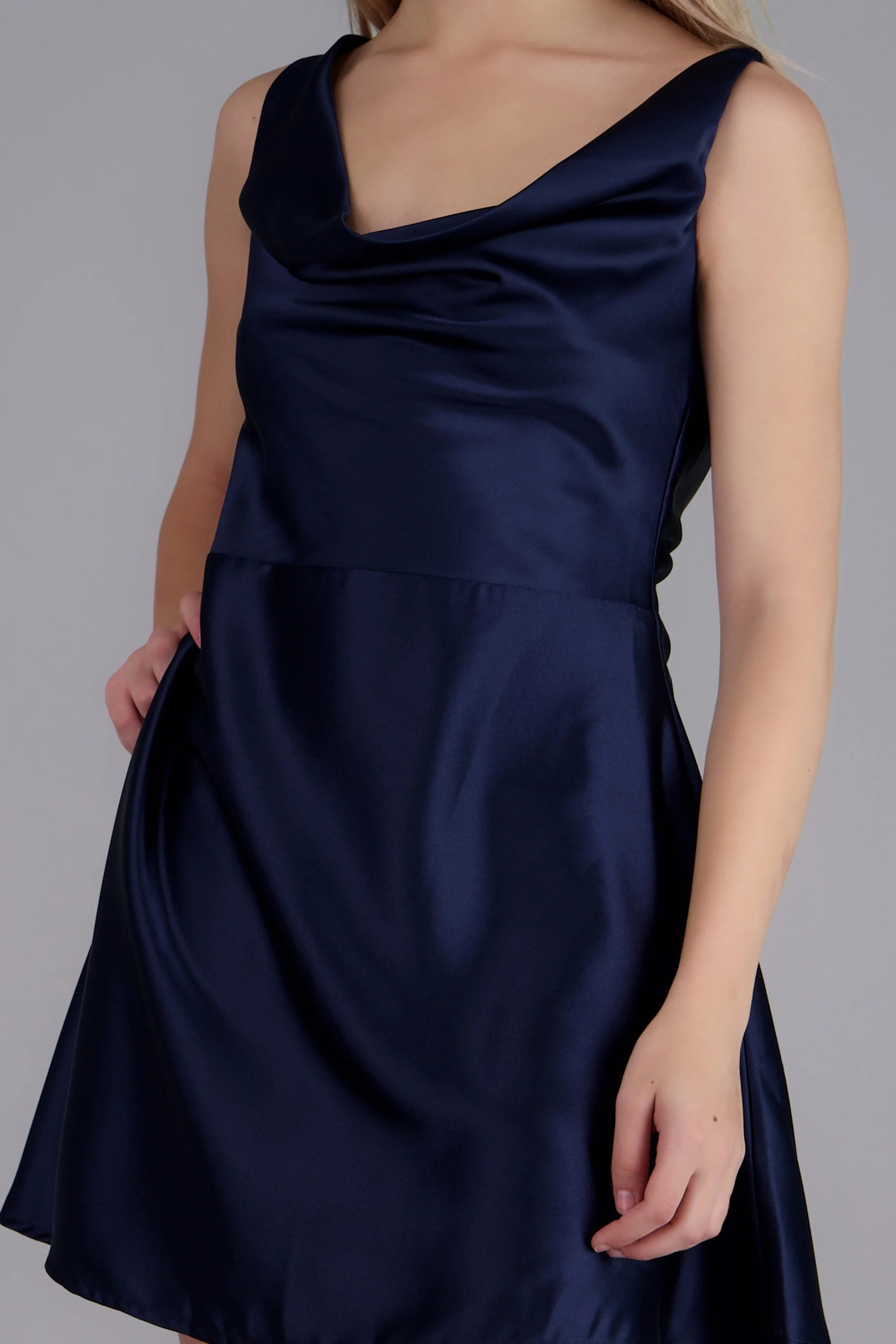 vestido cascada detalle espalda - Image 5