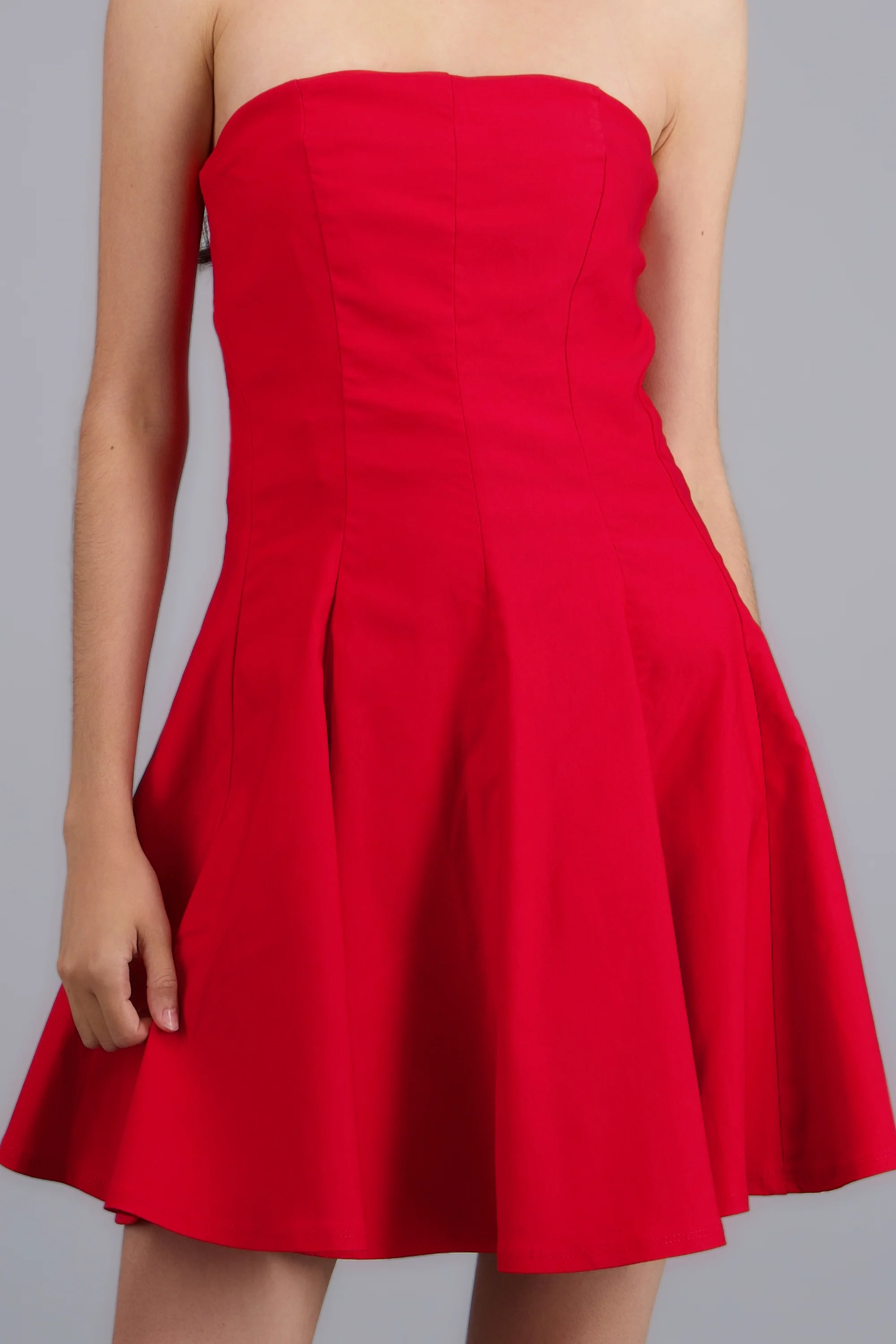 Vestido corto strapless con cortes - Image 5