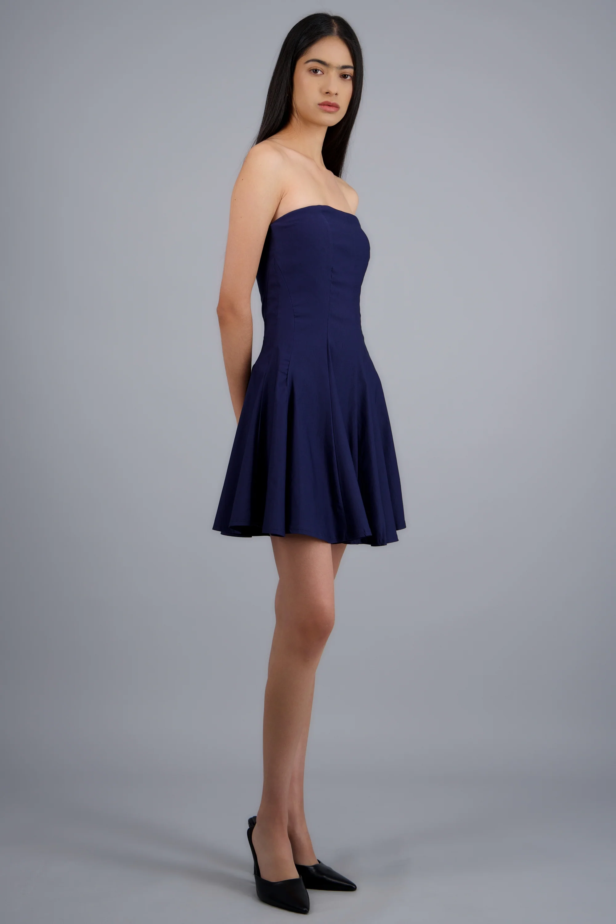 Vestido corto strapless con cortes - Image 3