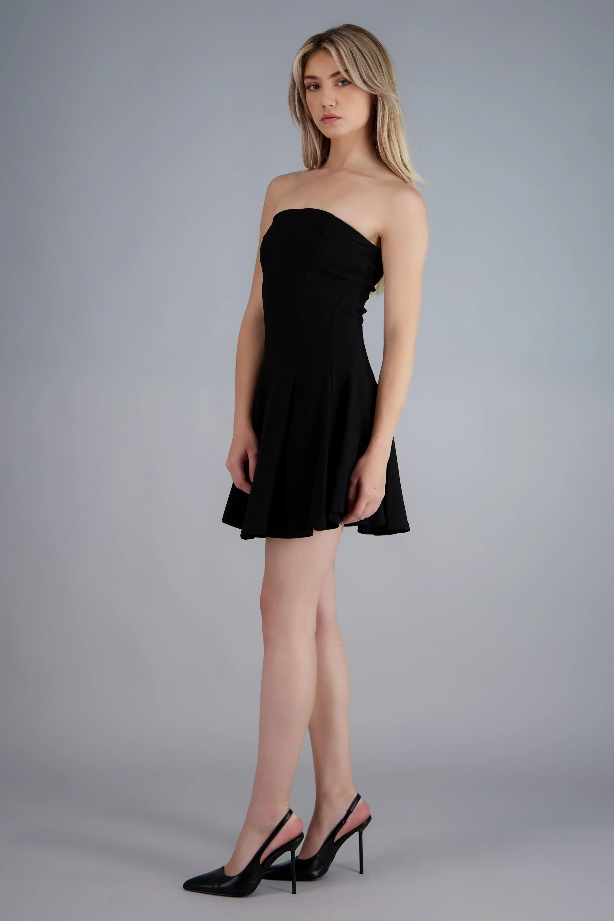 Vestido corto strapless con cortes - Image 3