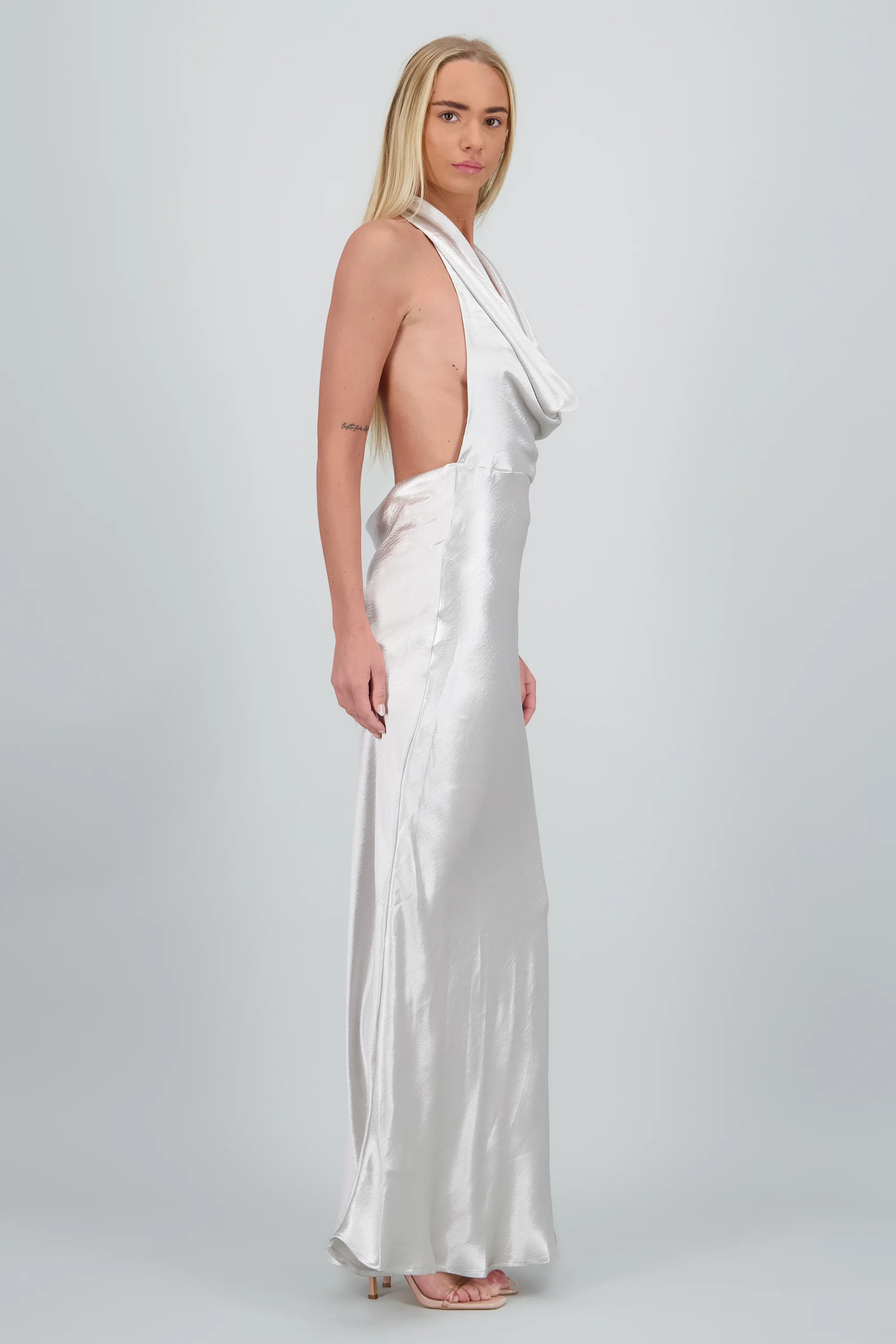 Vestido cuello cascada espalda abierta - Image 4