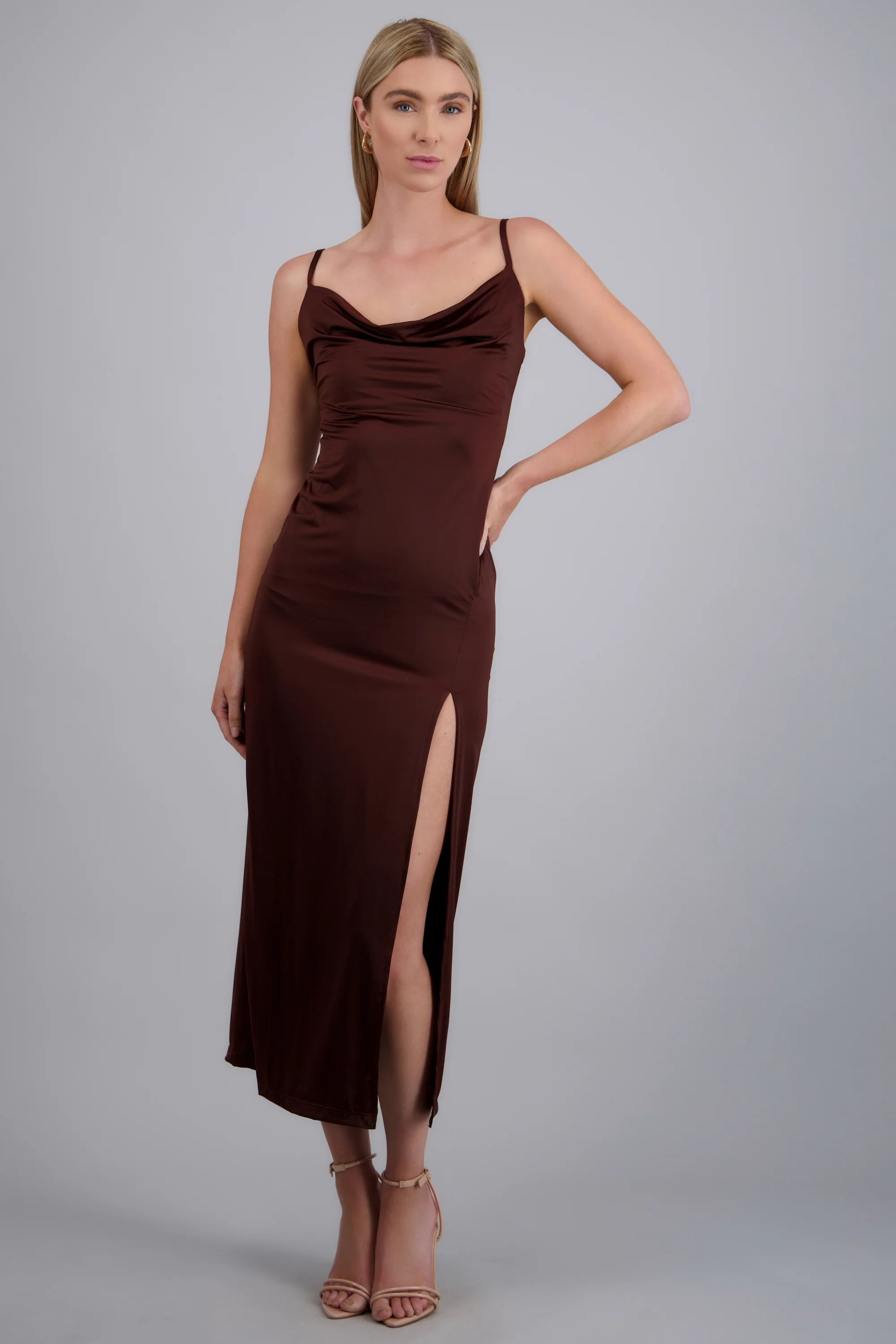 Vestido escote columpio abertura