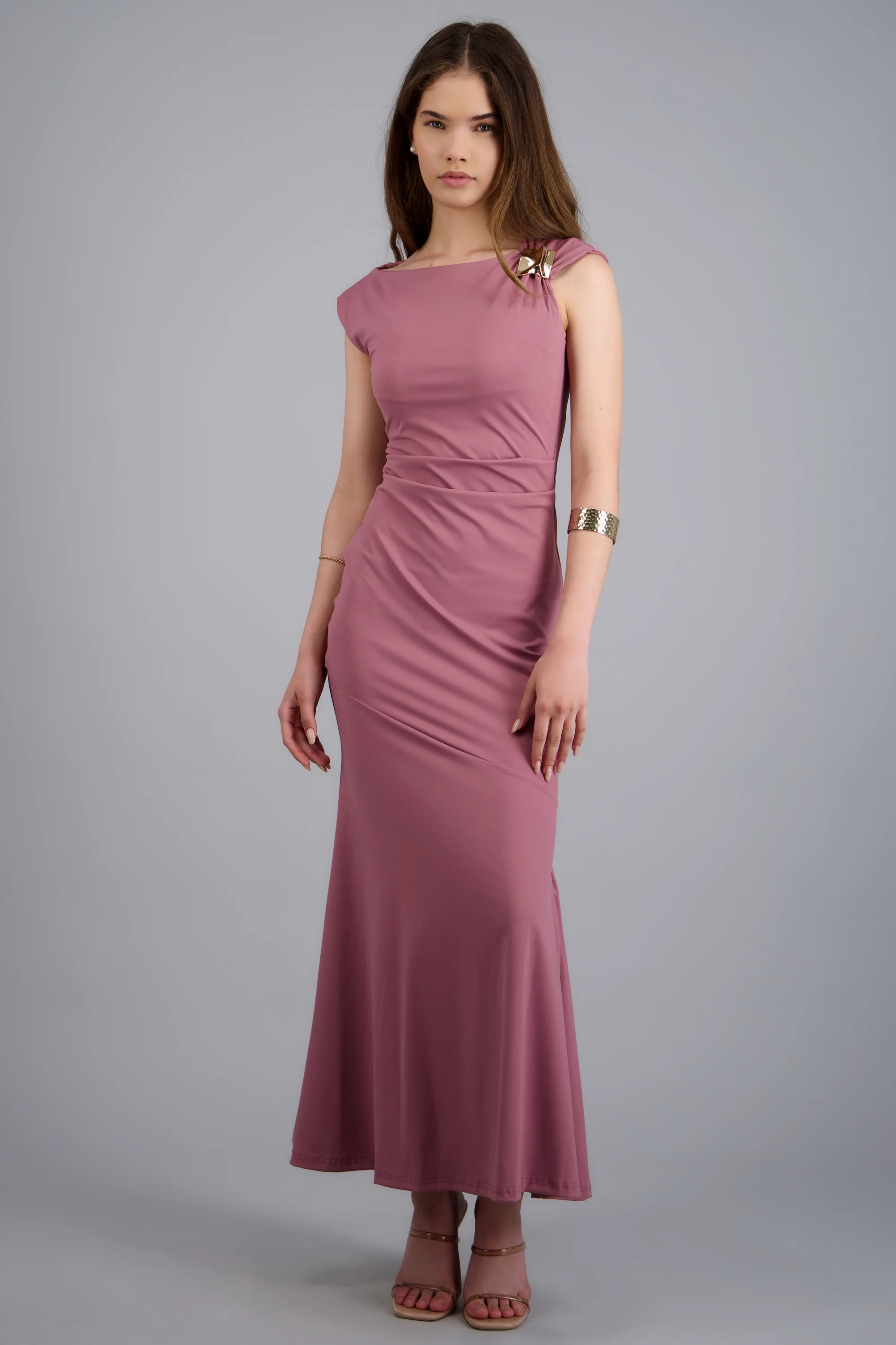 Vestido largo con detalle en el hombro