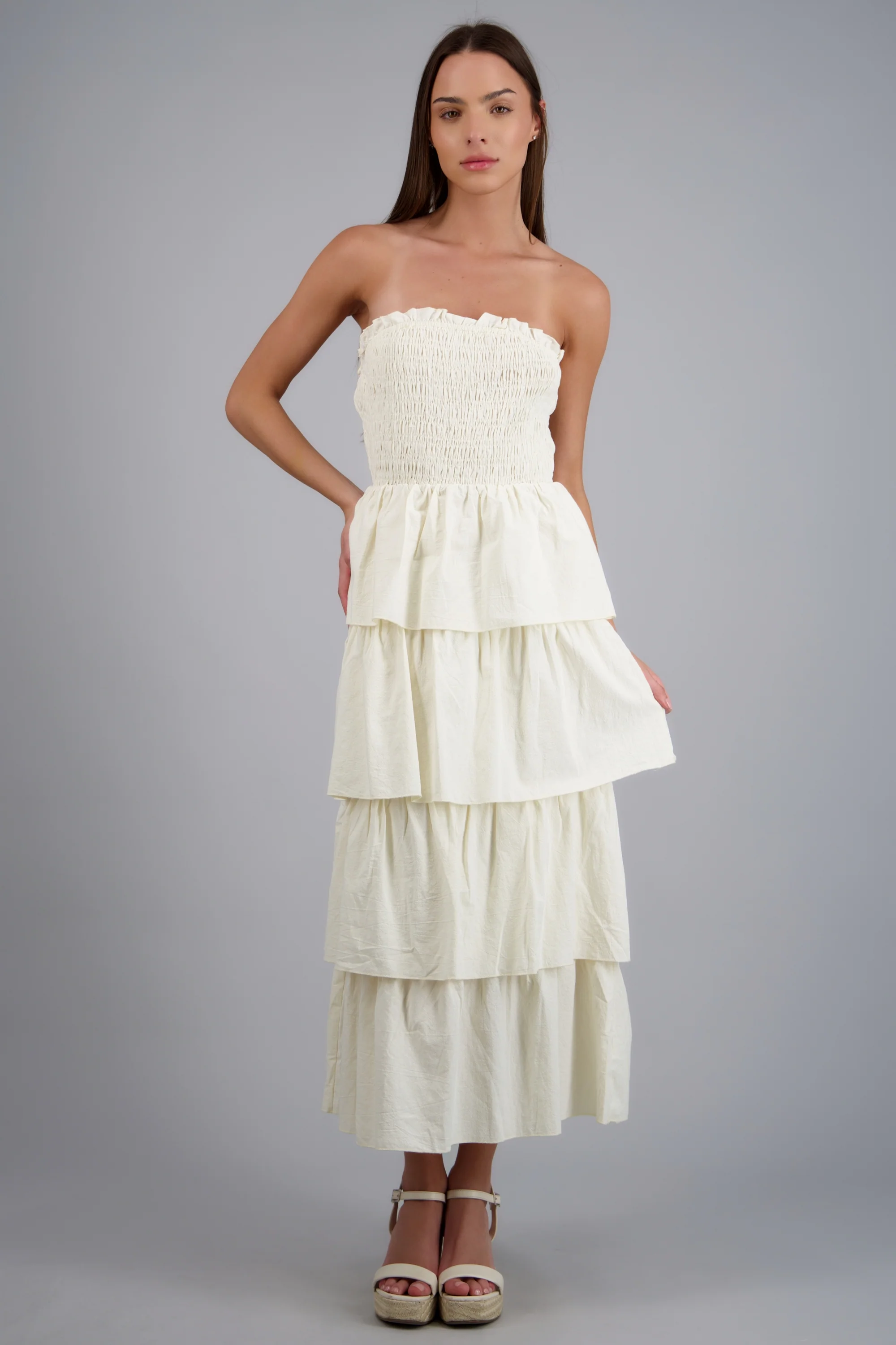 Vestido maxi bandeau con capas olanes