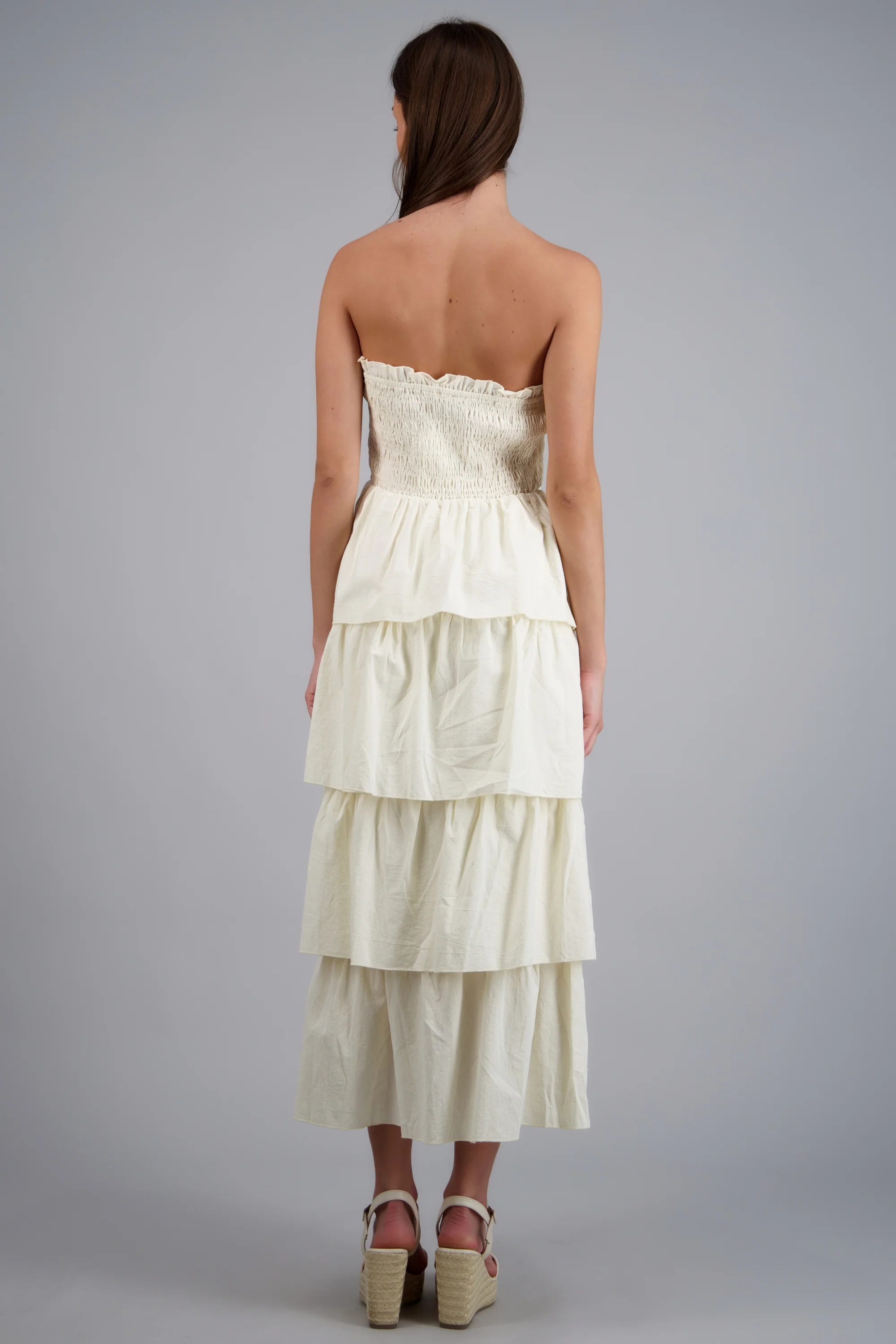 Vestido maxi bandeau con capas olanes - Image 4