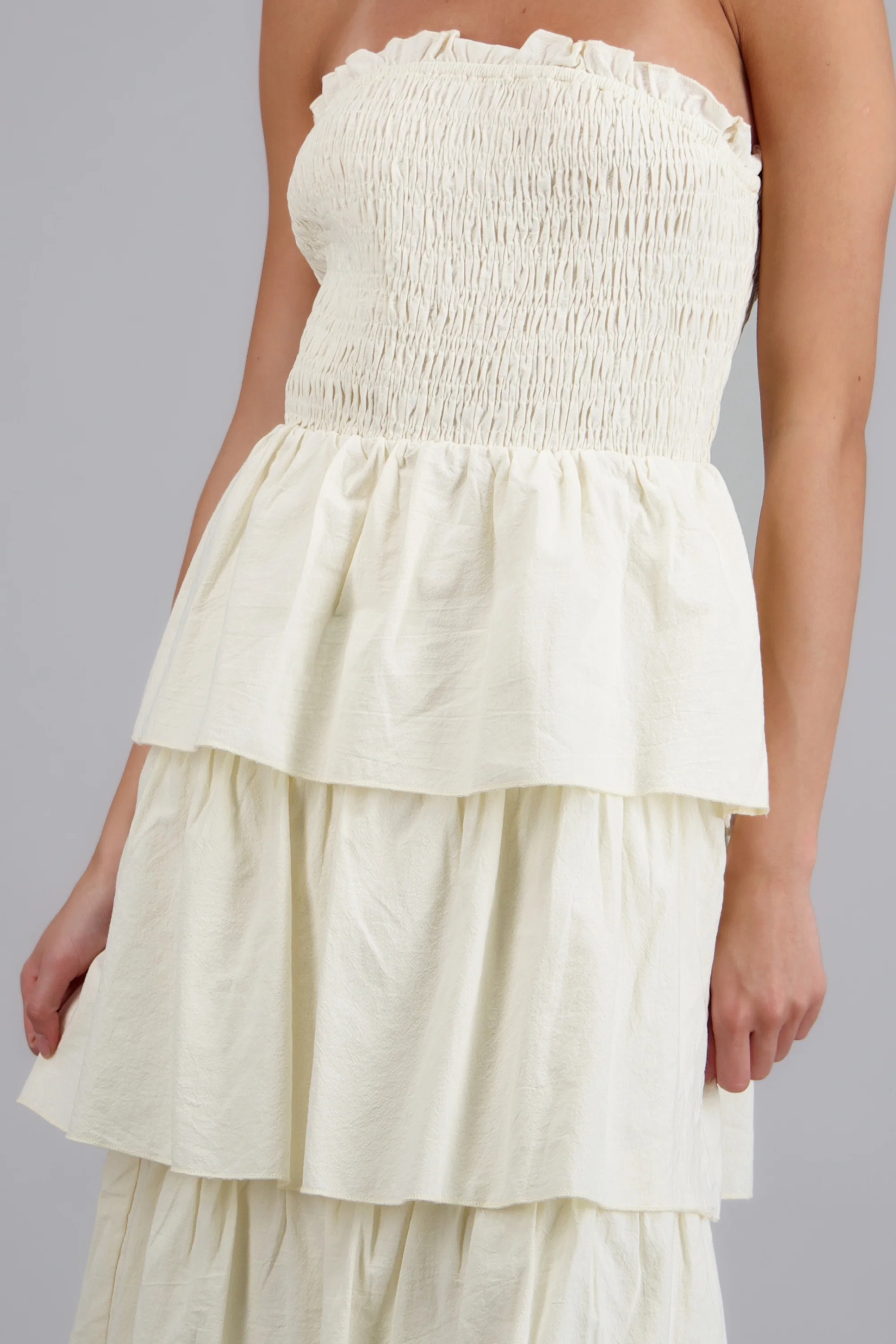 Vestido maxi bandeau con capas olanes - Image 5