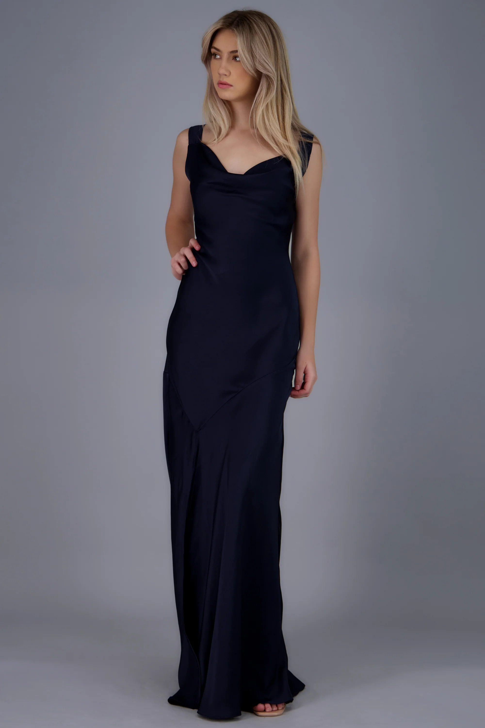 Vestido maxi escote cascada satin con abertura - Image 3