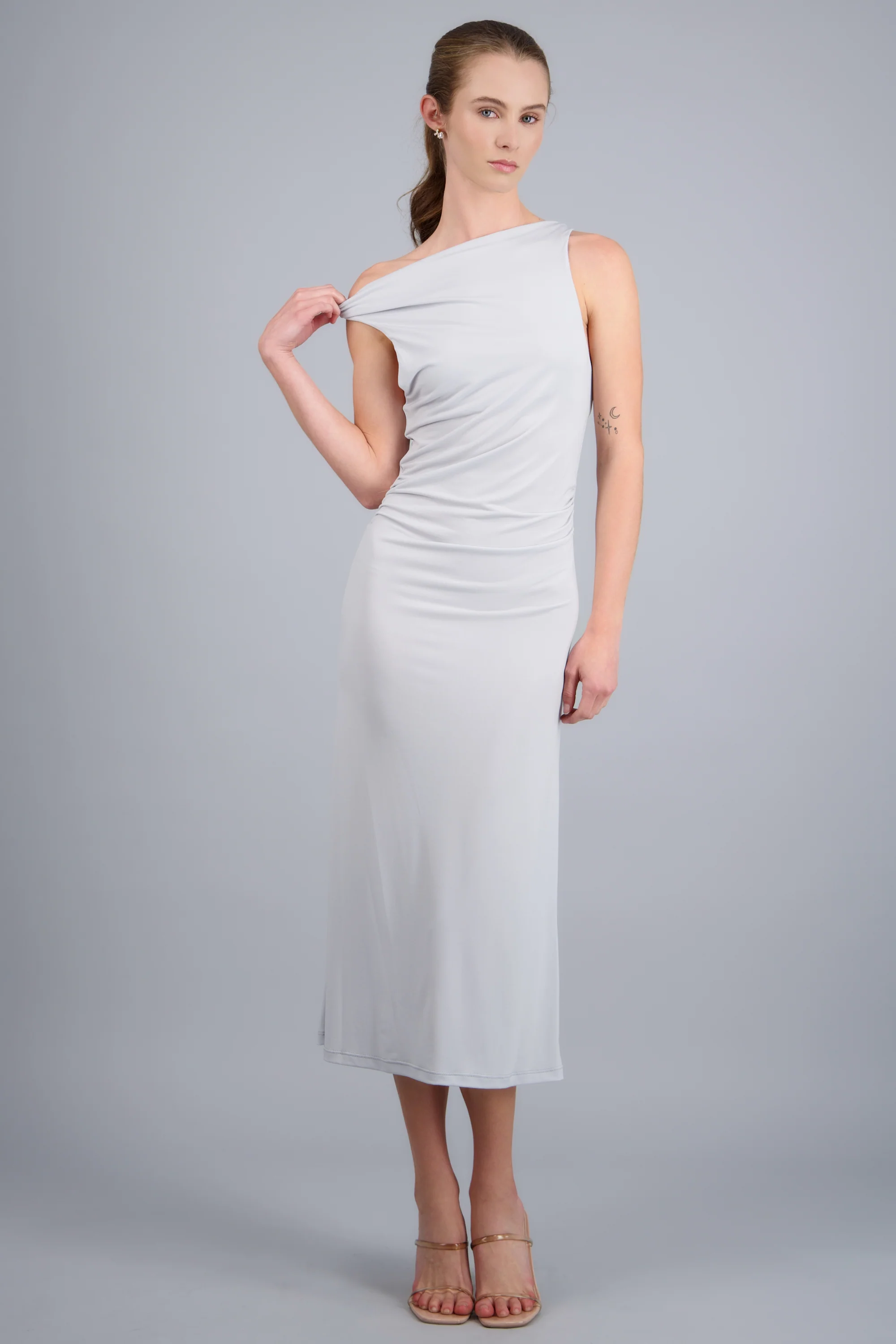 Vestido maxi escote drapeado cuello torcido