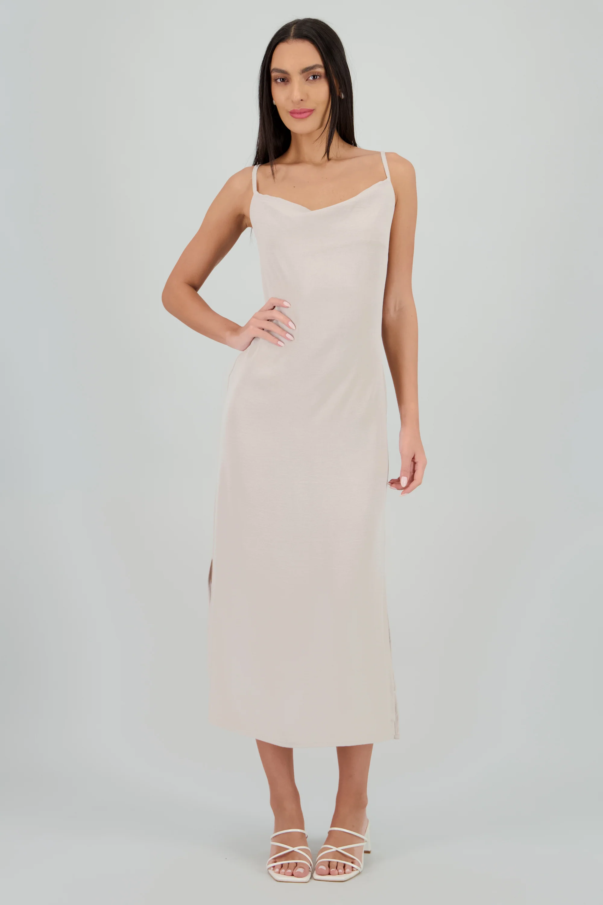 Vestido maxi fluido con tirantes