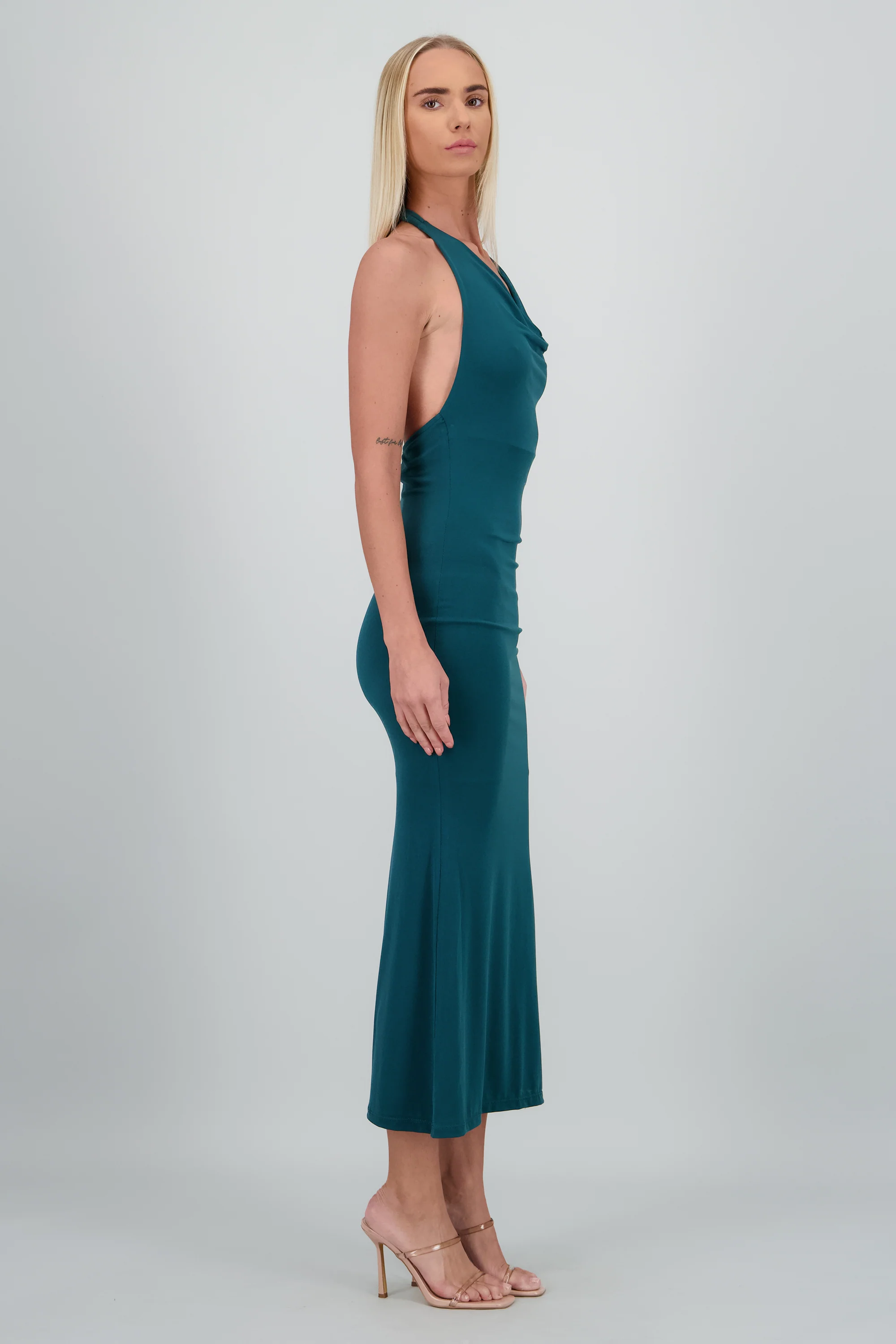 Vestido maxi halter escote columpio - Image 3