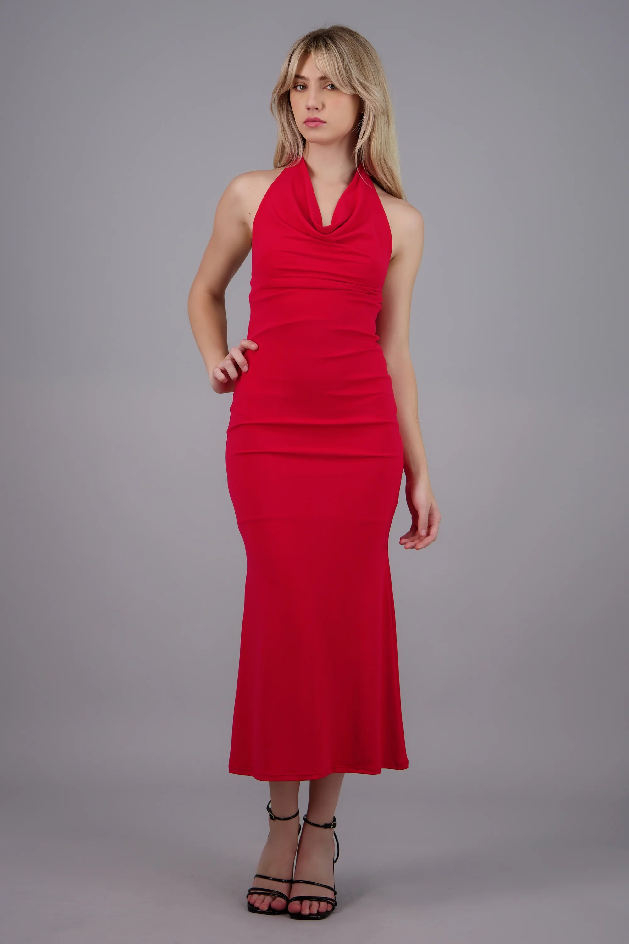 Vestido maxi halter escote columpio