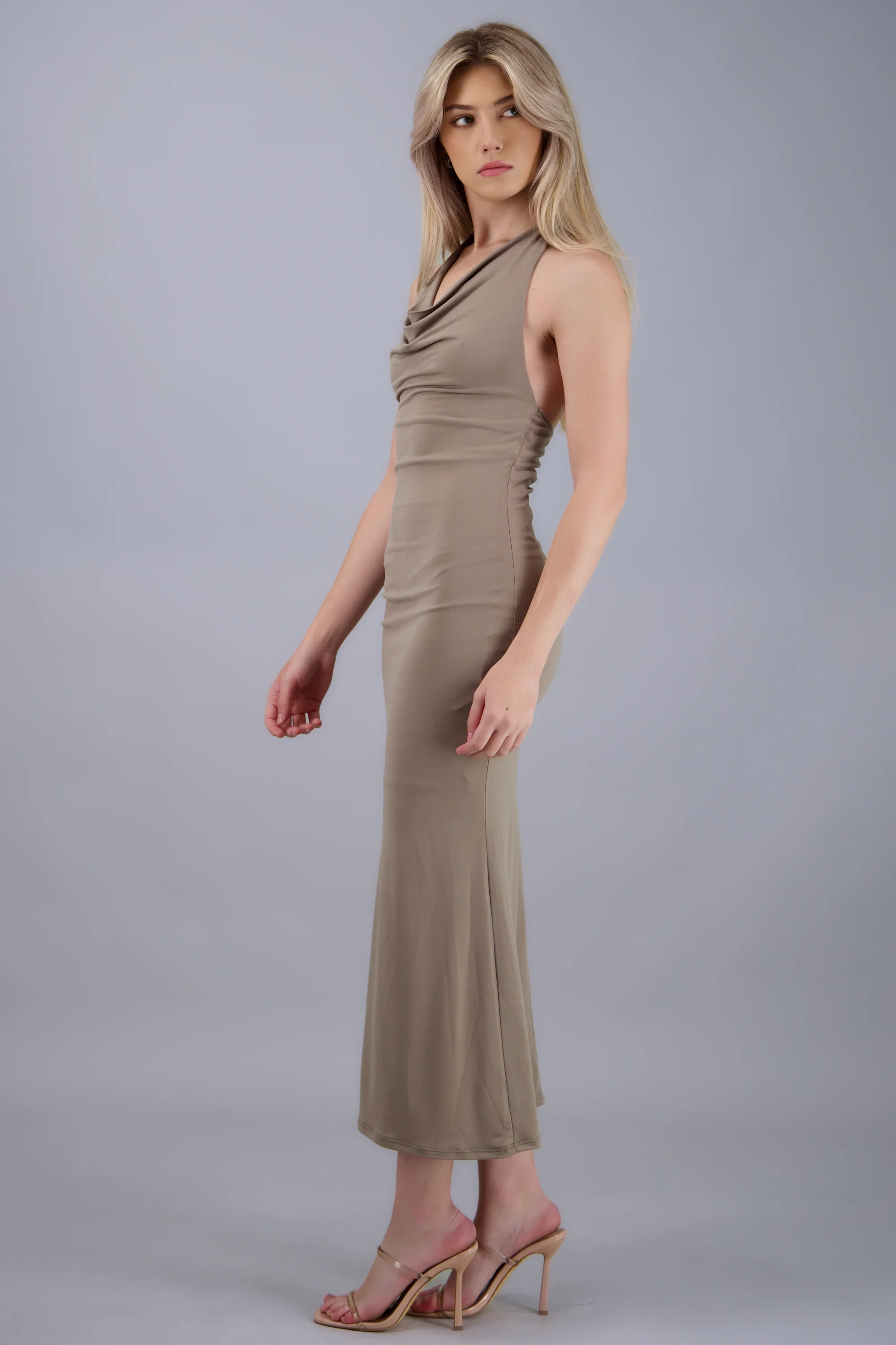 Vestido maxi halter escote columpio - Image 7
