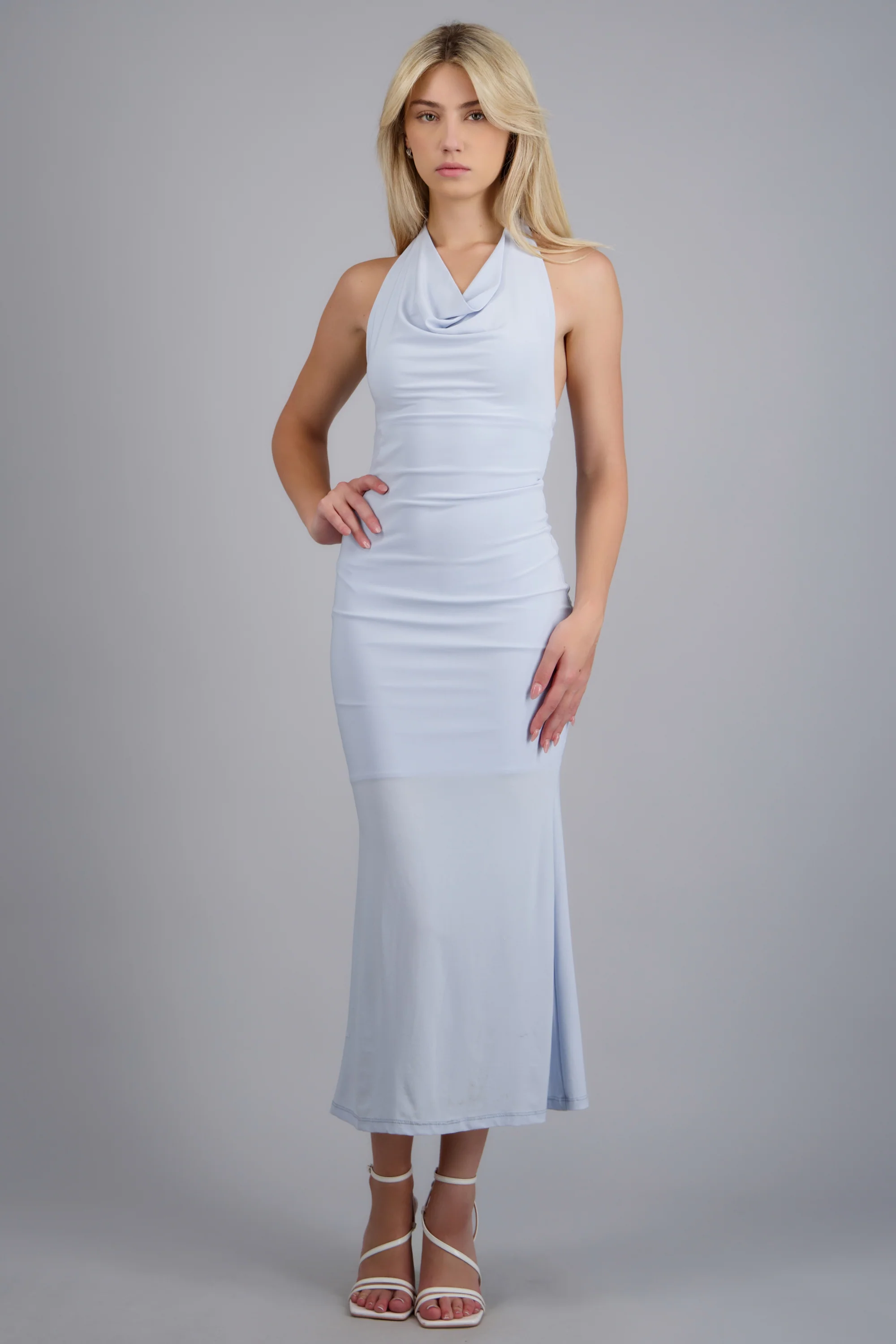 Vestido maxi halter escote columpio