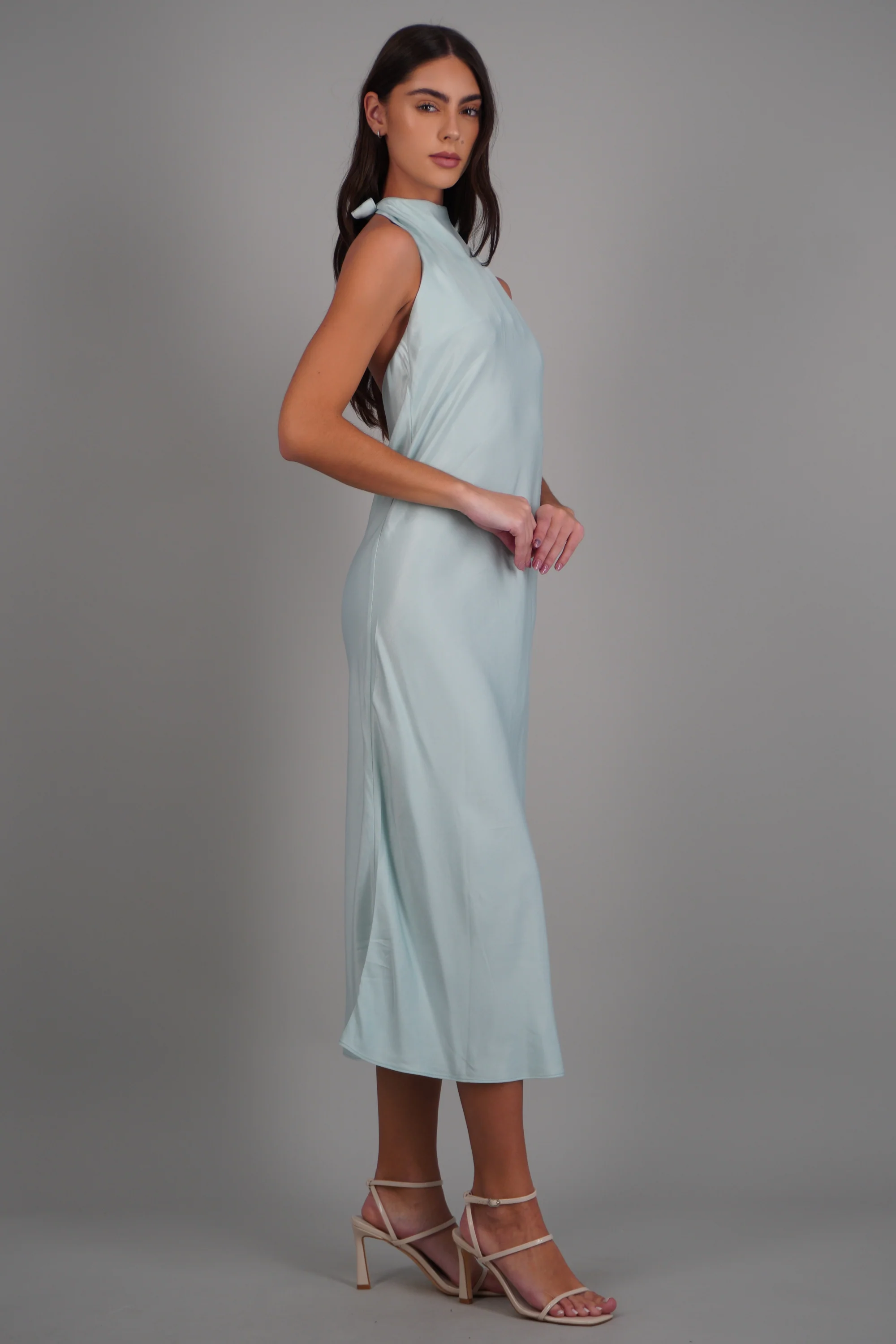 Vestido maxi halter satin fluido - Image 2