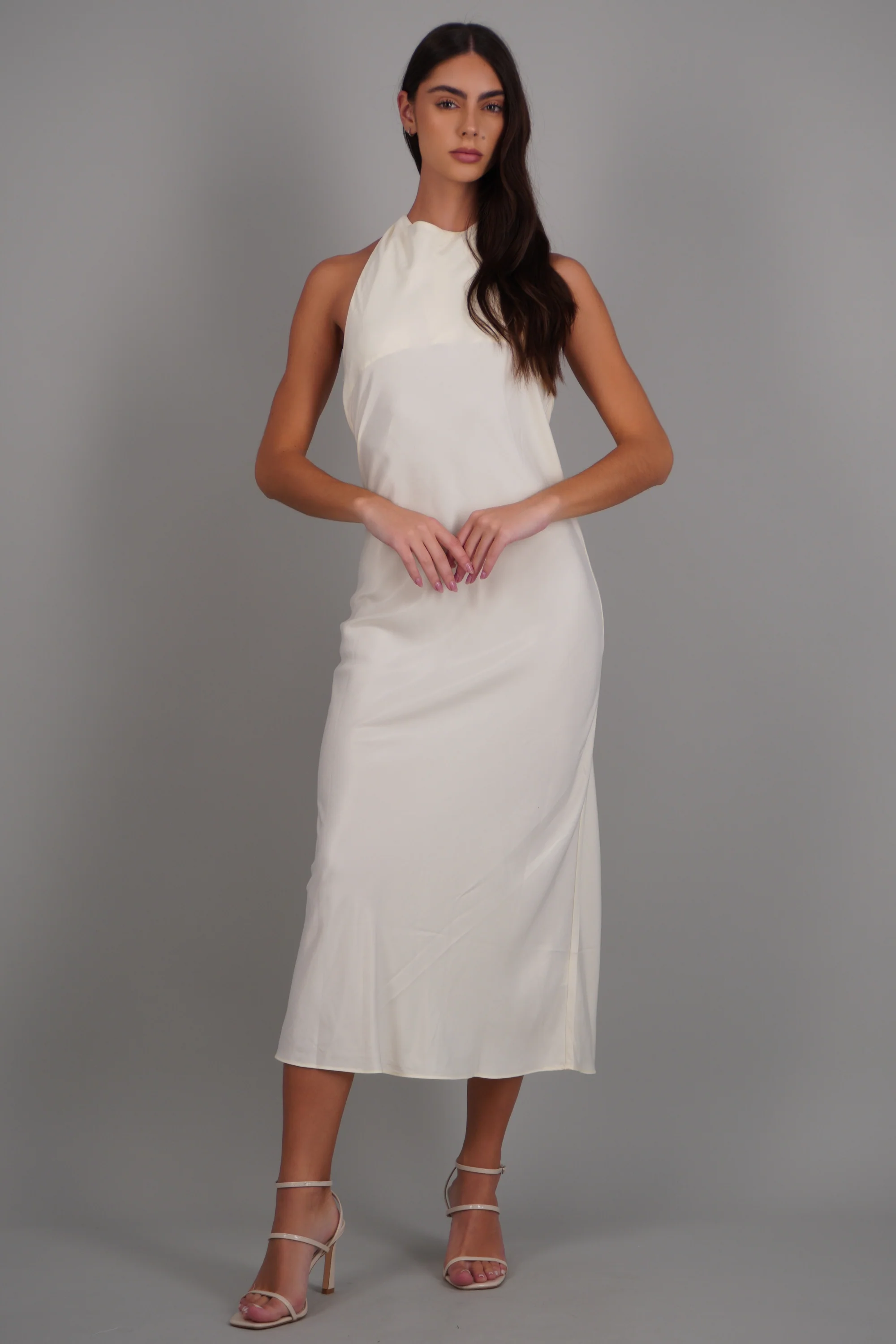 Vestido maxi halter satin fluido - Image 3