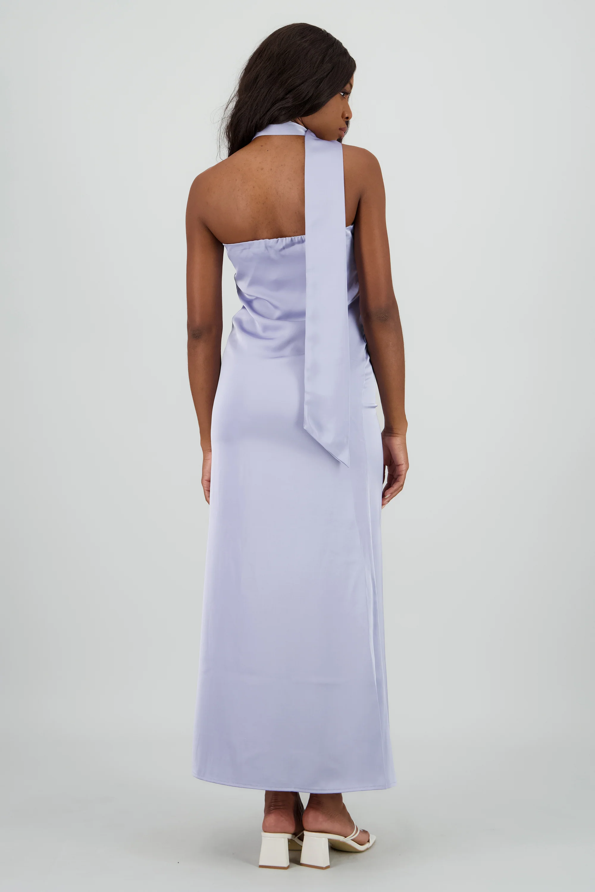 Vestido maxi satin strapless con bufanda - Image 4