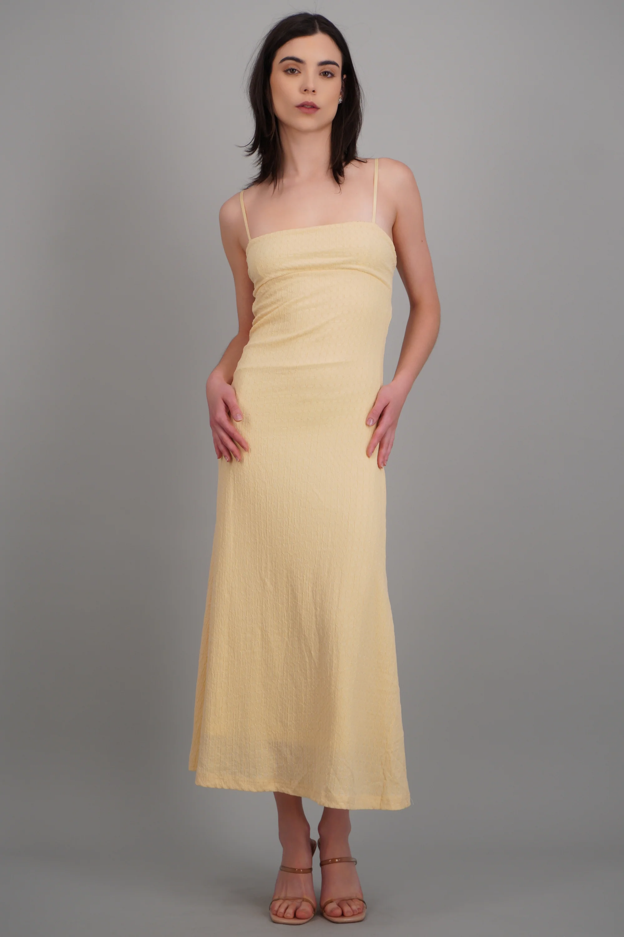 Vestido maxi textura detalle escote