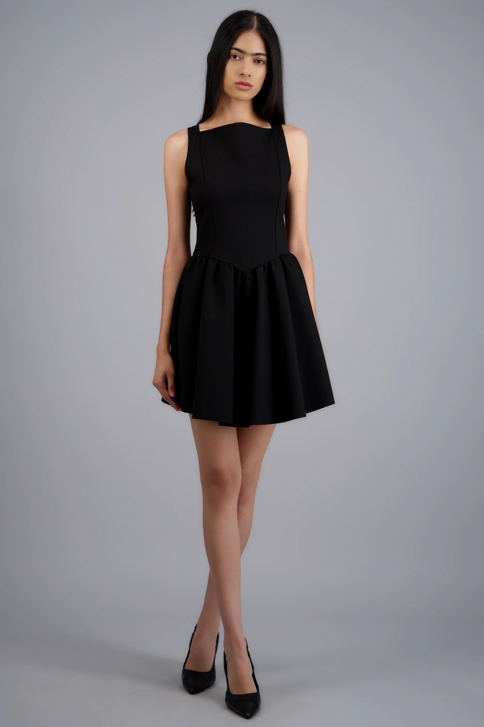 Vestido mini cortes detalle peplum