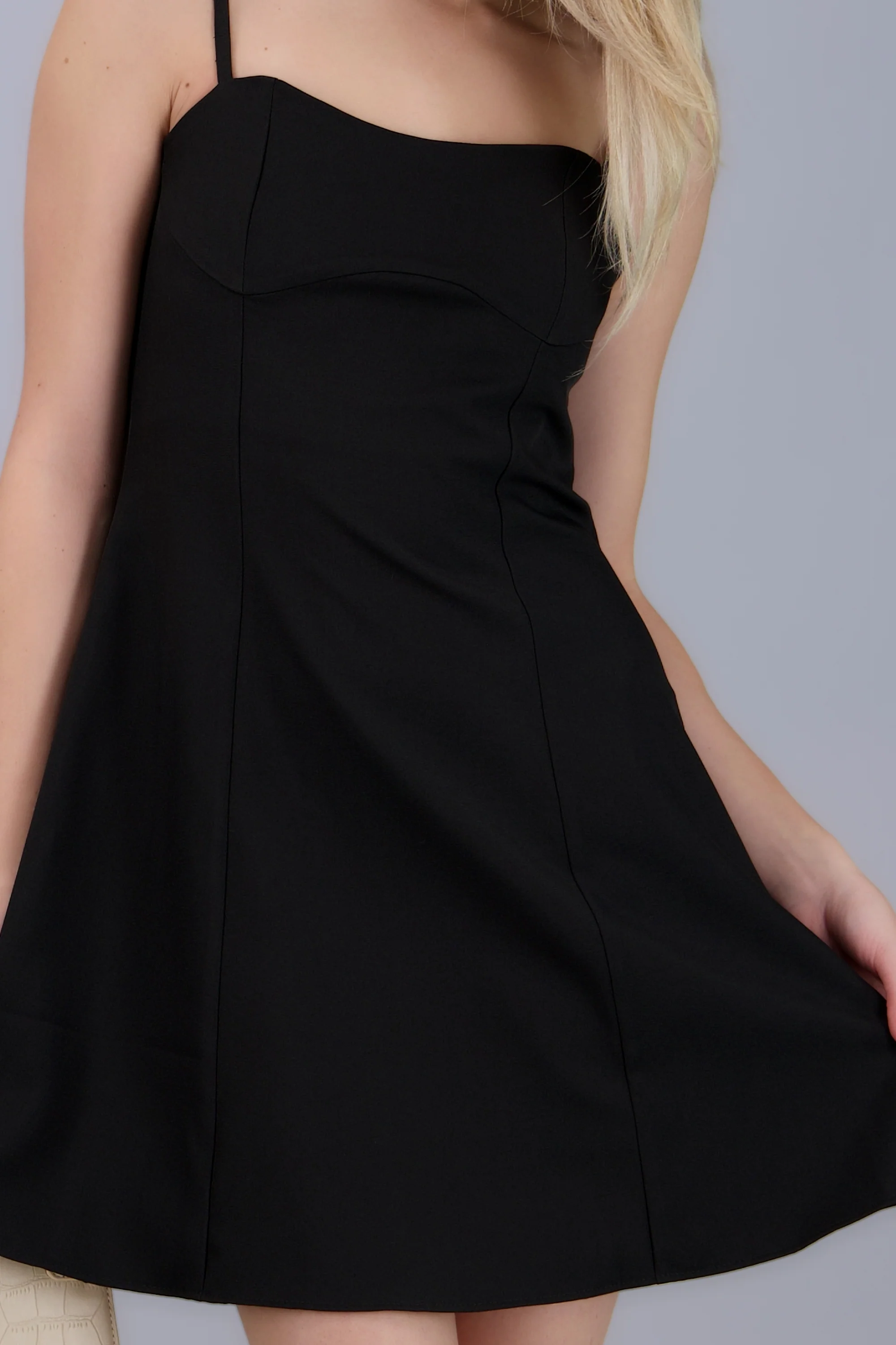 Vestido mini de tirantes con corte en busto - Image 5