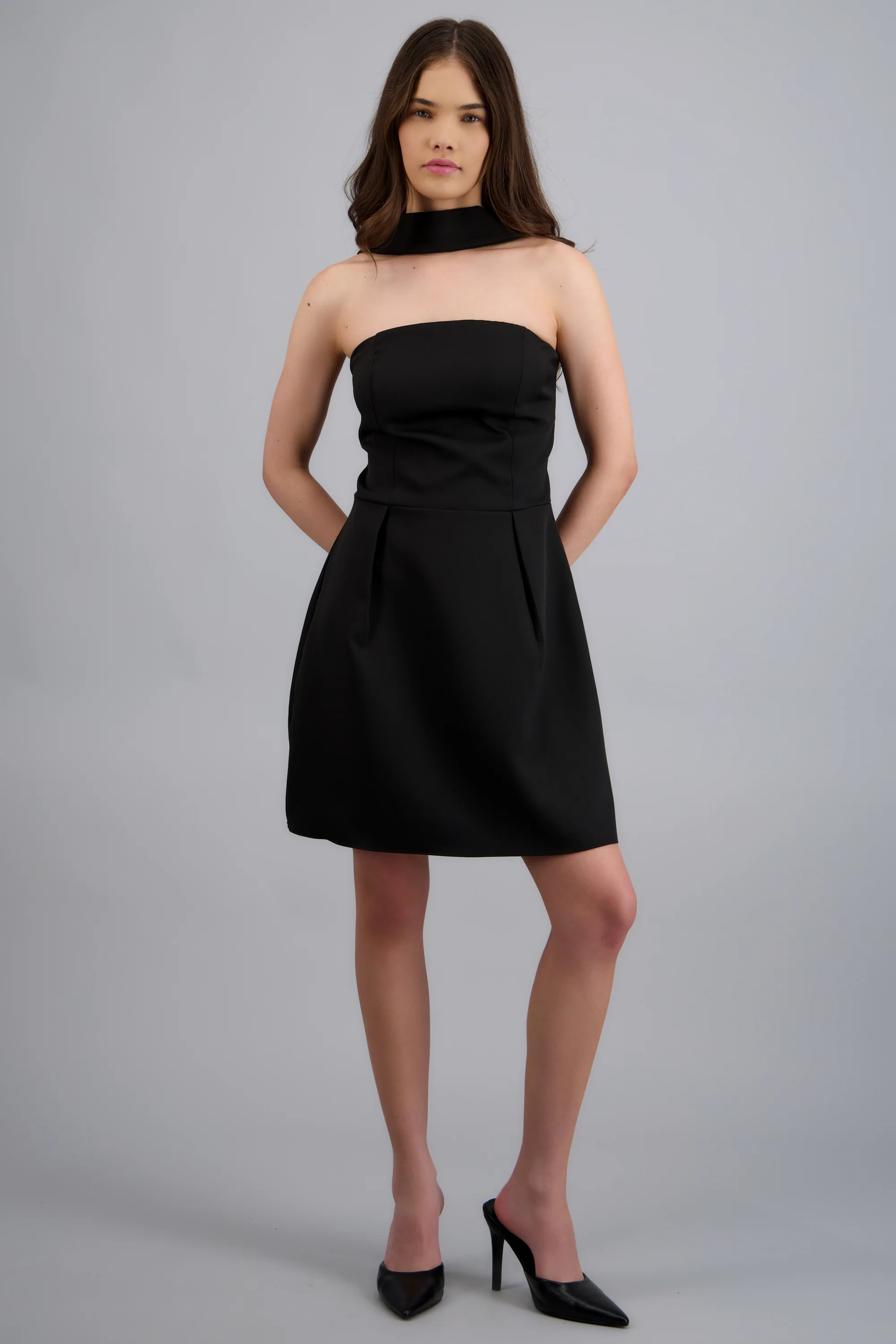 Vestido mini detalle cuello