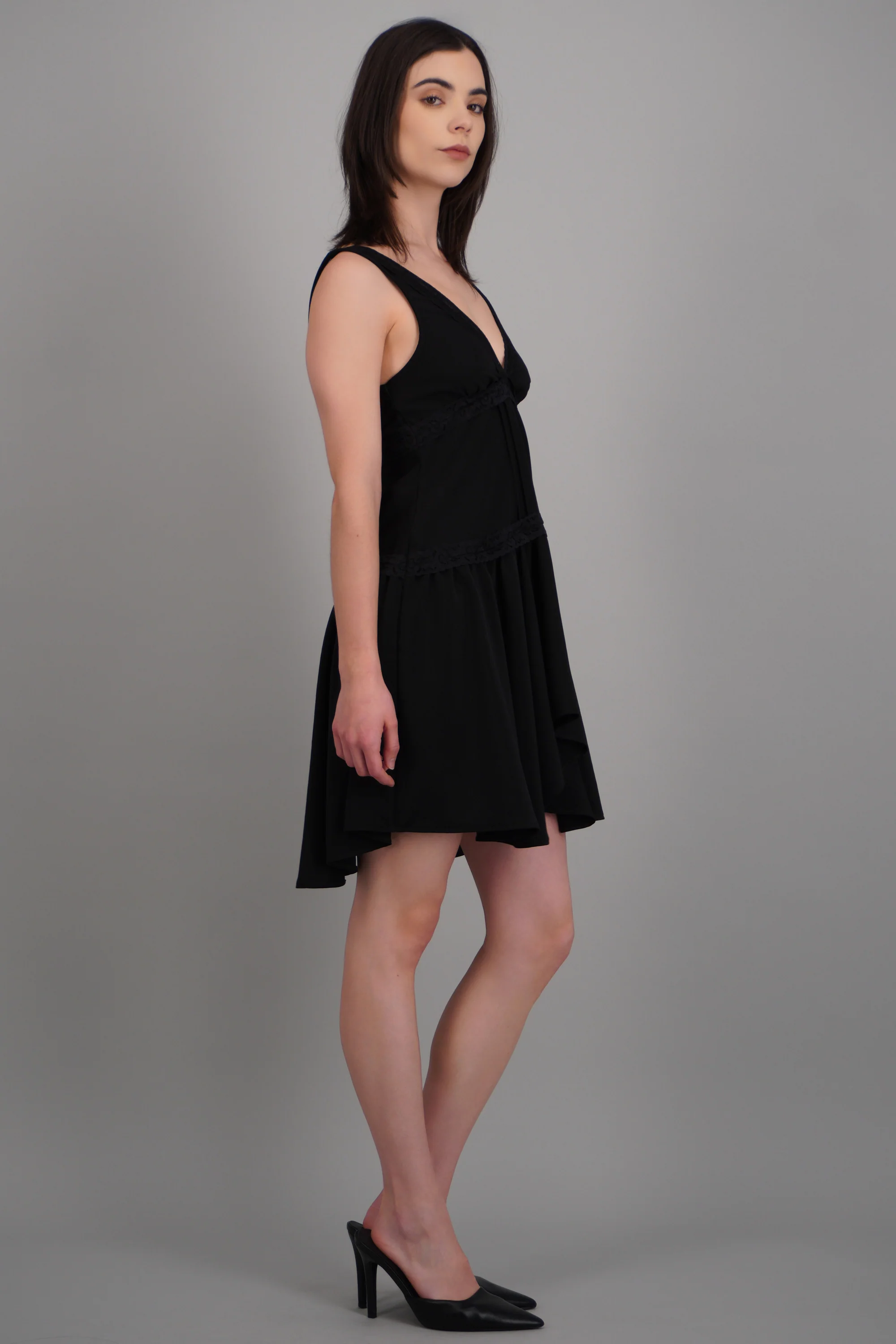 Vestido mini escotado detalles encaje - Image 2