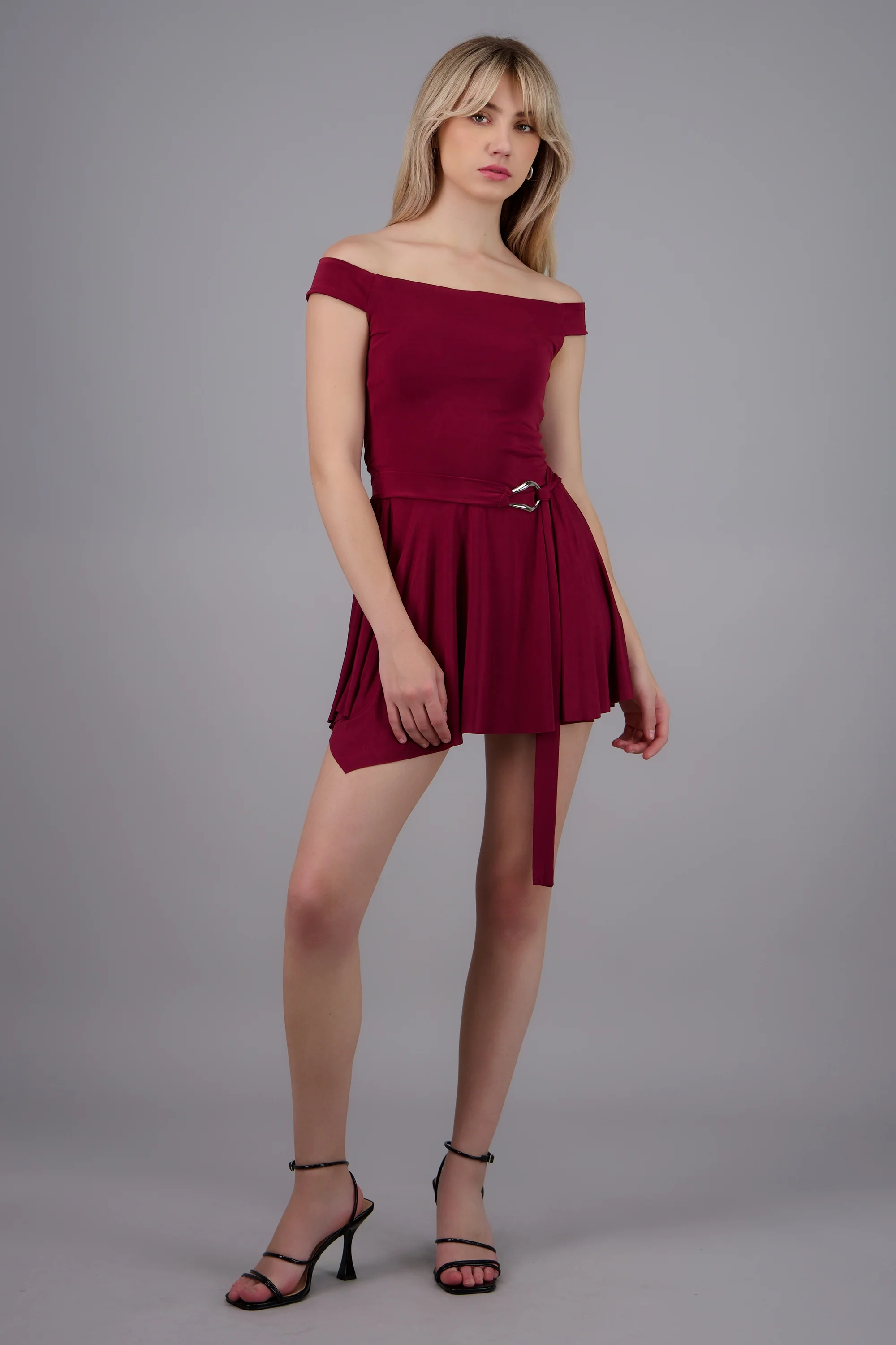 Vestido mini off shoulder detalle hebilla