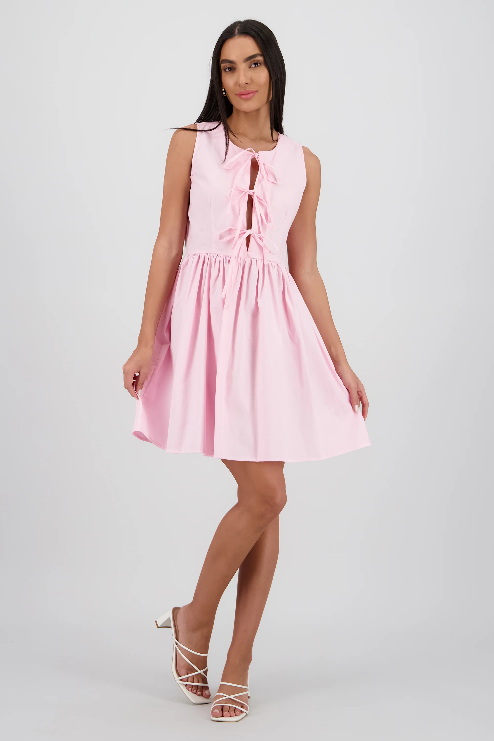 Vestido mini sin manga detalle frunces lazos