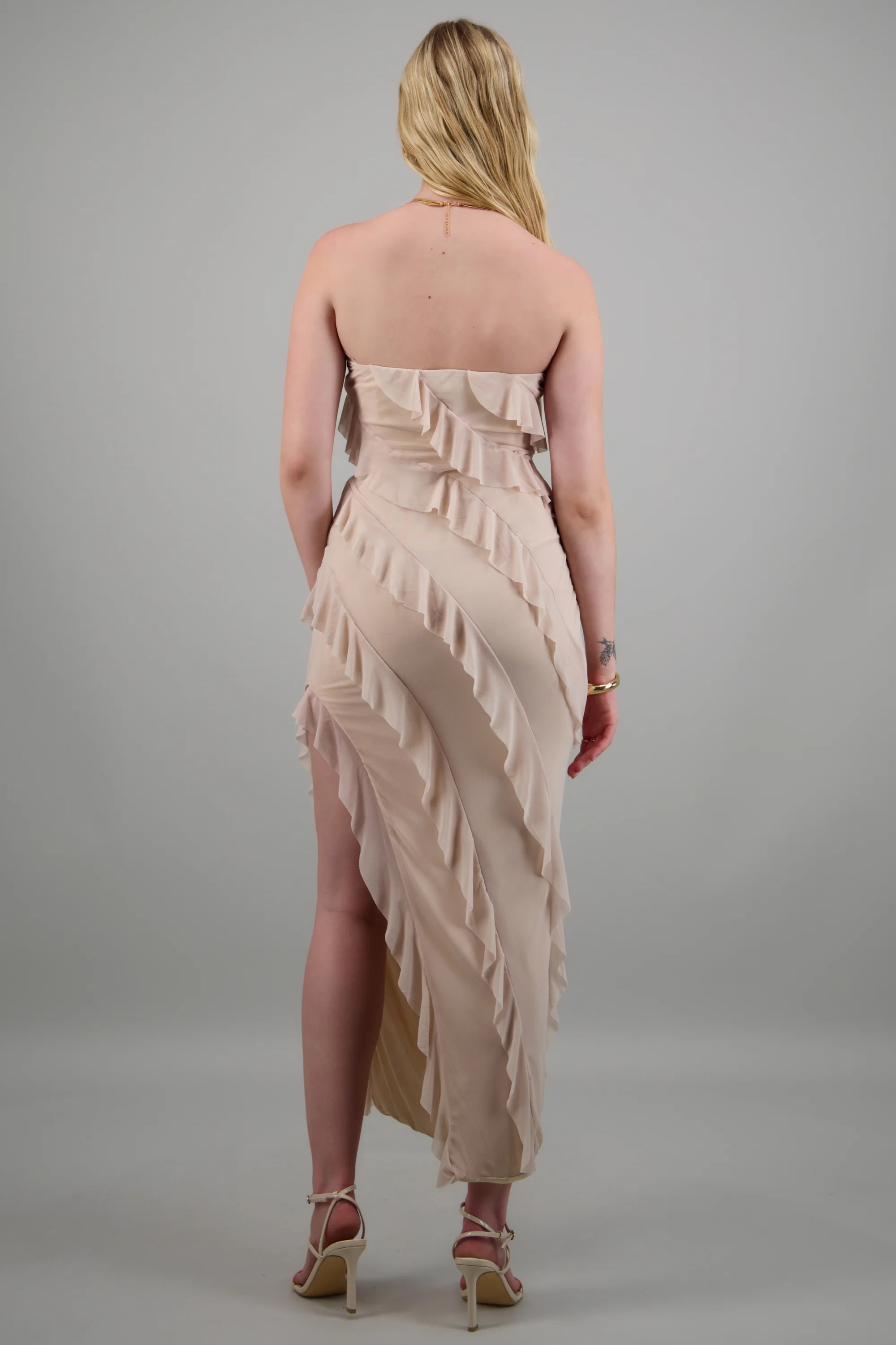 Vestido strapless con olanes - Image 4