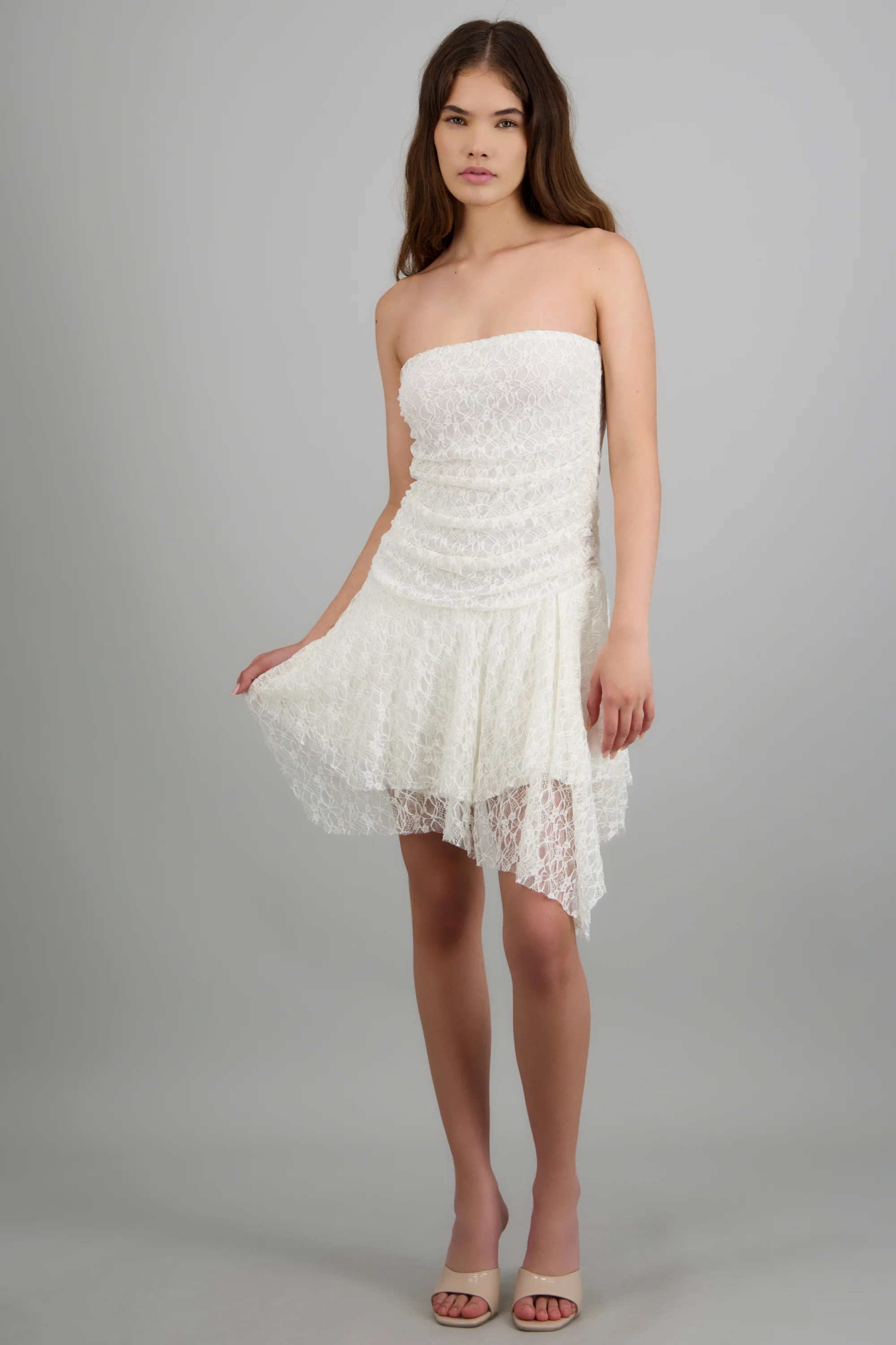 Vestido strapless encaje asimetrico