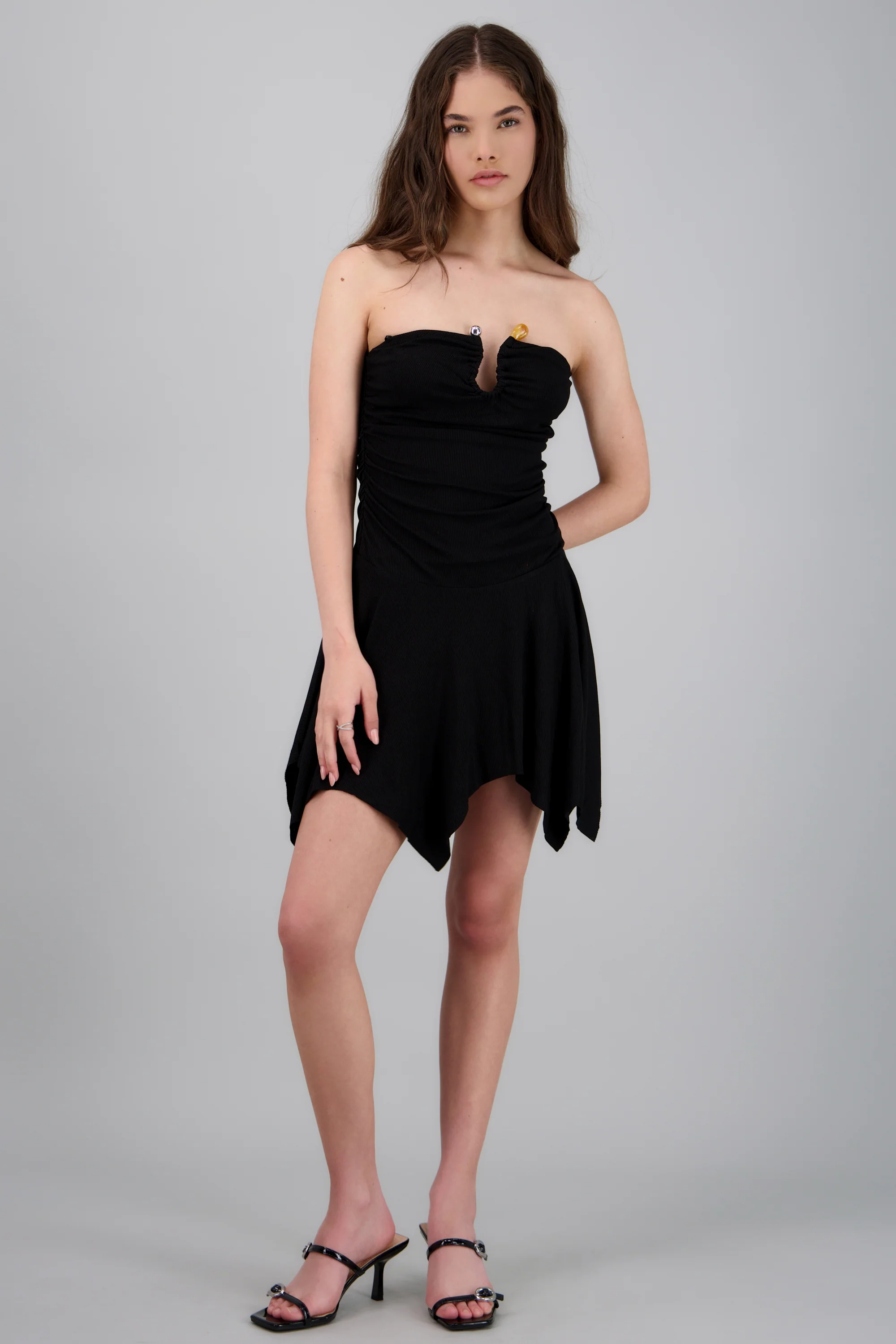 Vestido strapples detalle escote